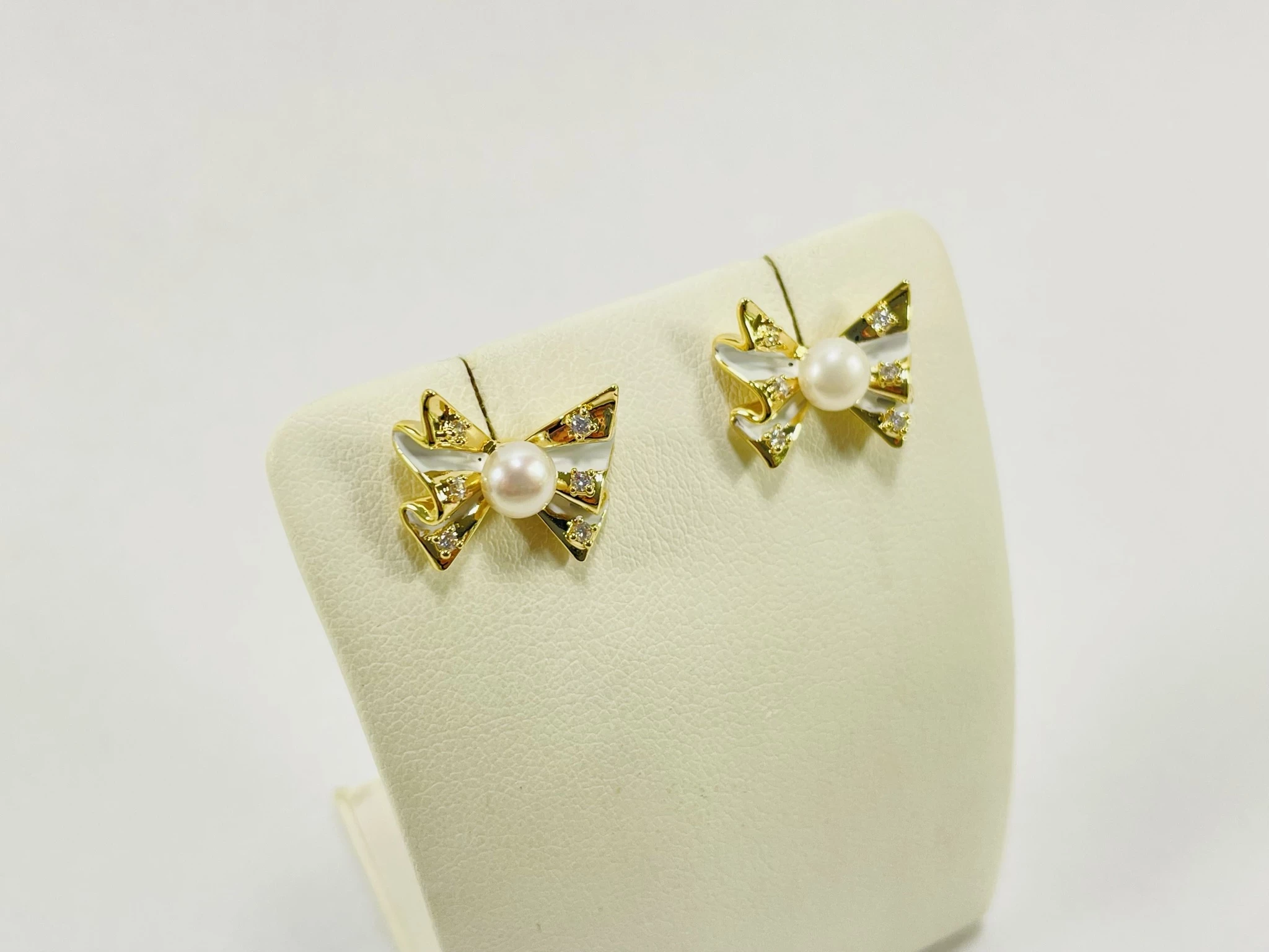 kolczyki-stal-pozlacana-kokardki-z-perla-sztyft-stan-11323-2