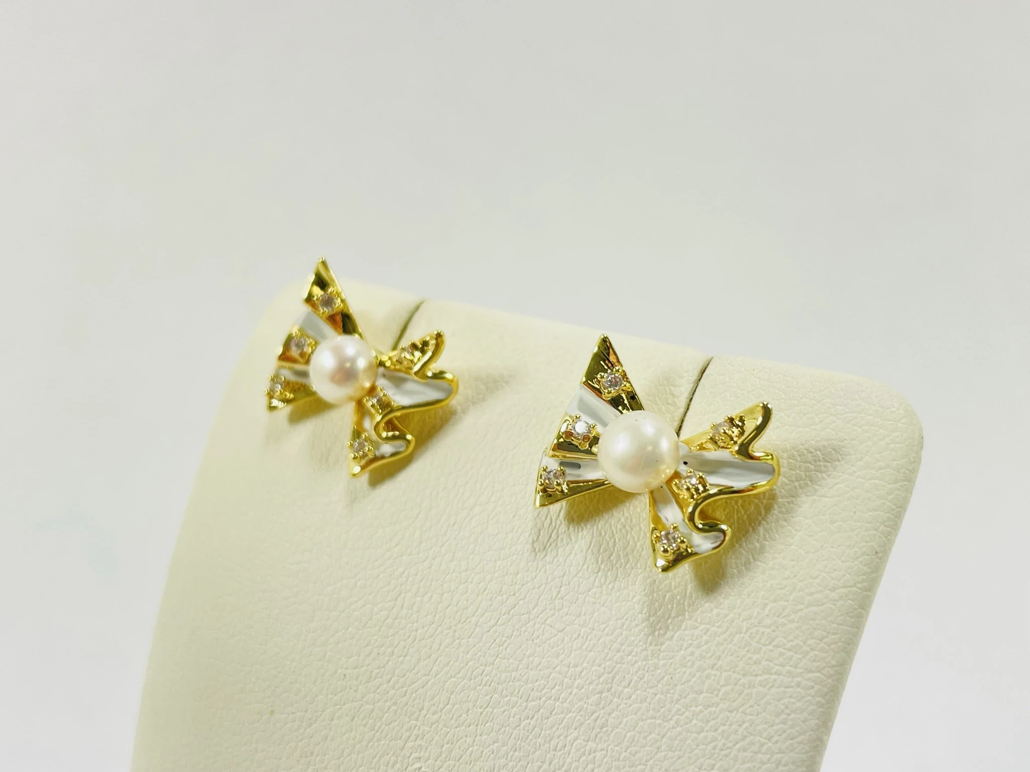 kolczyki-stal-pozlacana-kokardki-z-perla-sztyft-rodzaj-2205-16