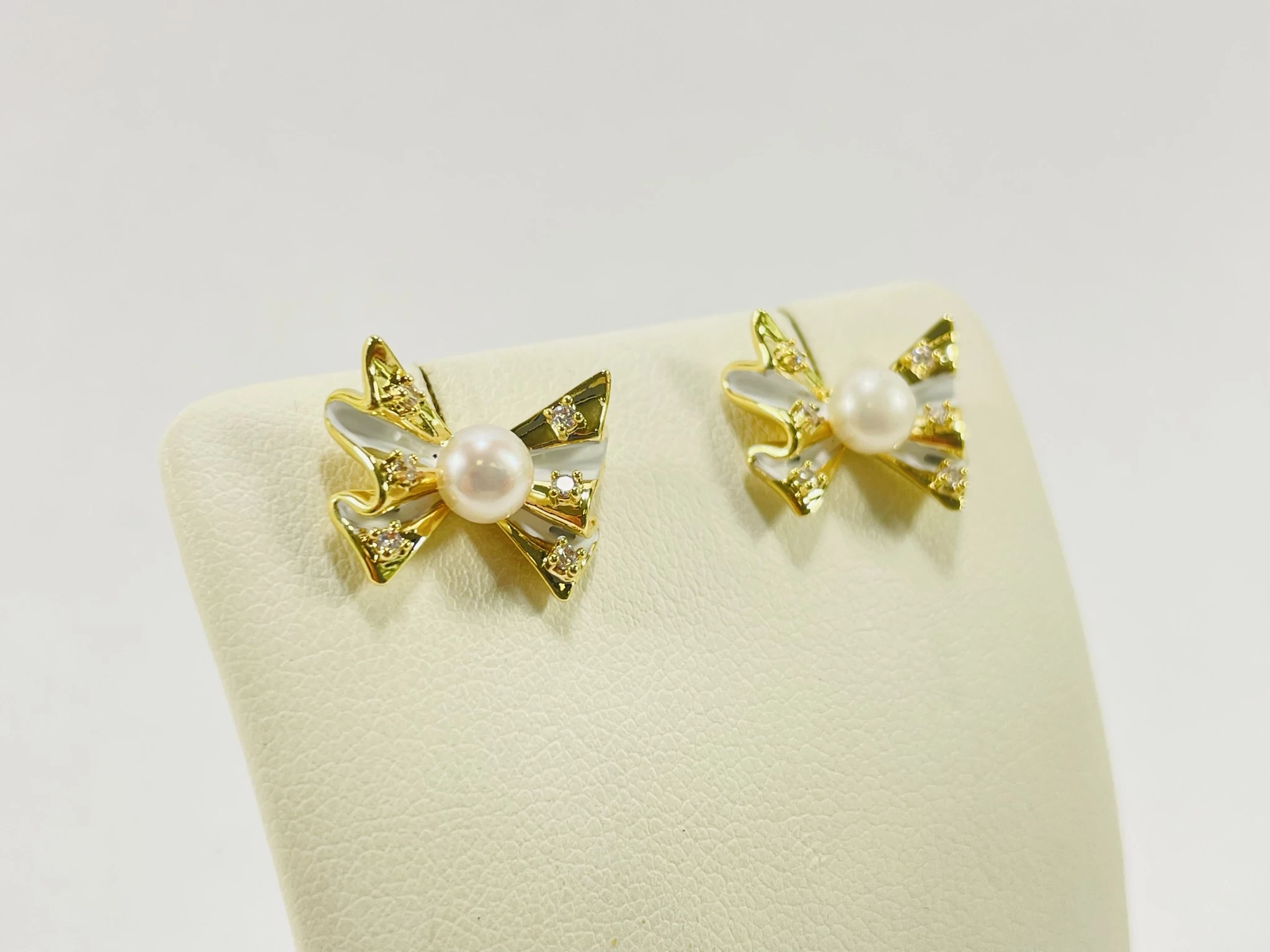 kolczyki-stal-pozlacana-kokardki-z-perla-sztyft-ean-gtin-5906356478973