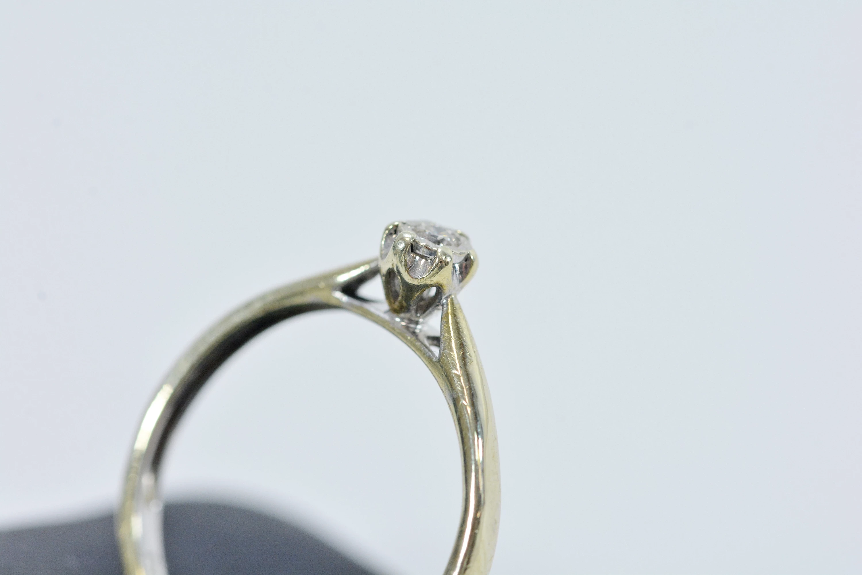 piekny-drobny-pierscionek-zareczynowy-z-brylantem-161g-zloto-14k-585-material-15835-2