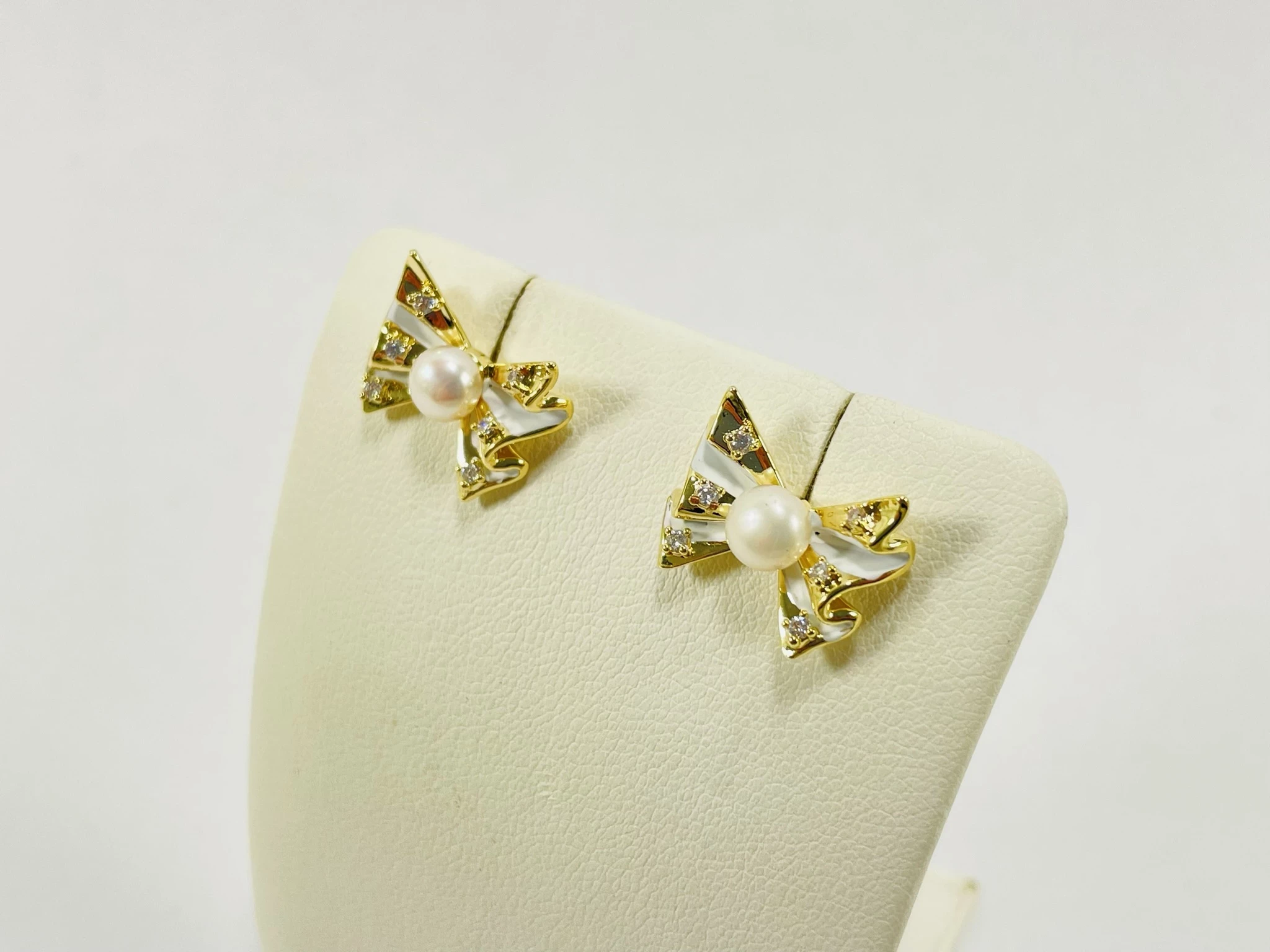 kolczyki-stal-pozlacana-kokardki-z-perla-sztyft-rodzaj-zapiecia-2207-1