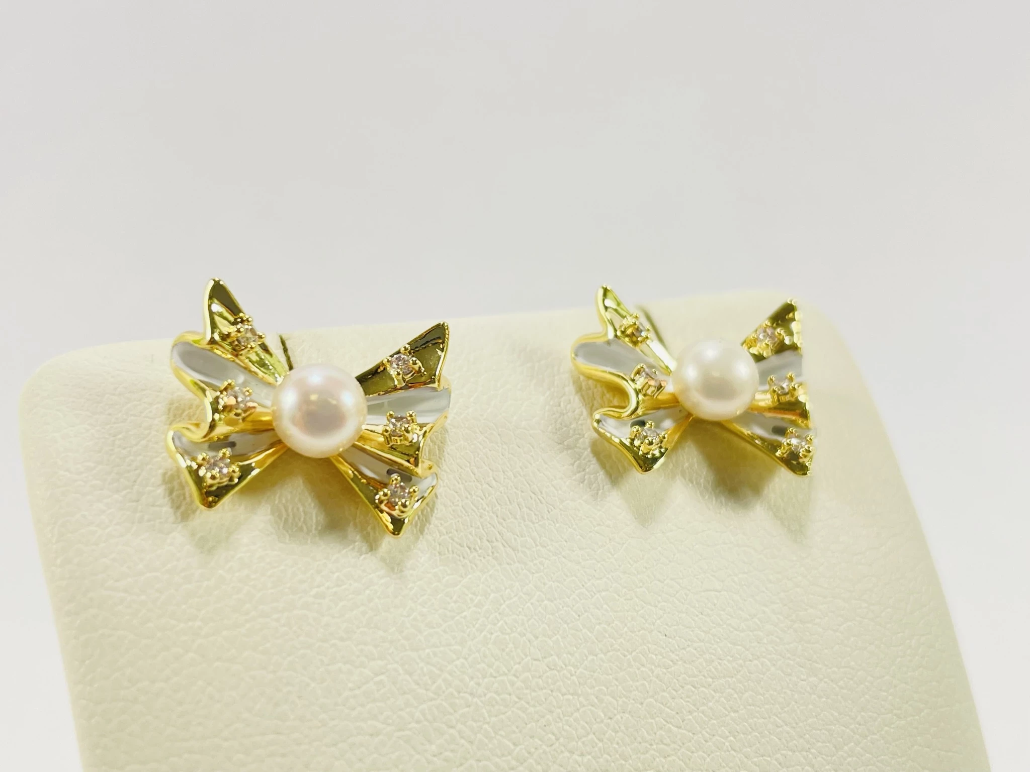 kolczyki-stal-pozlacana-kokardki-z-perla-sztyft-material-15835-16