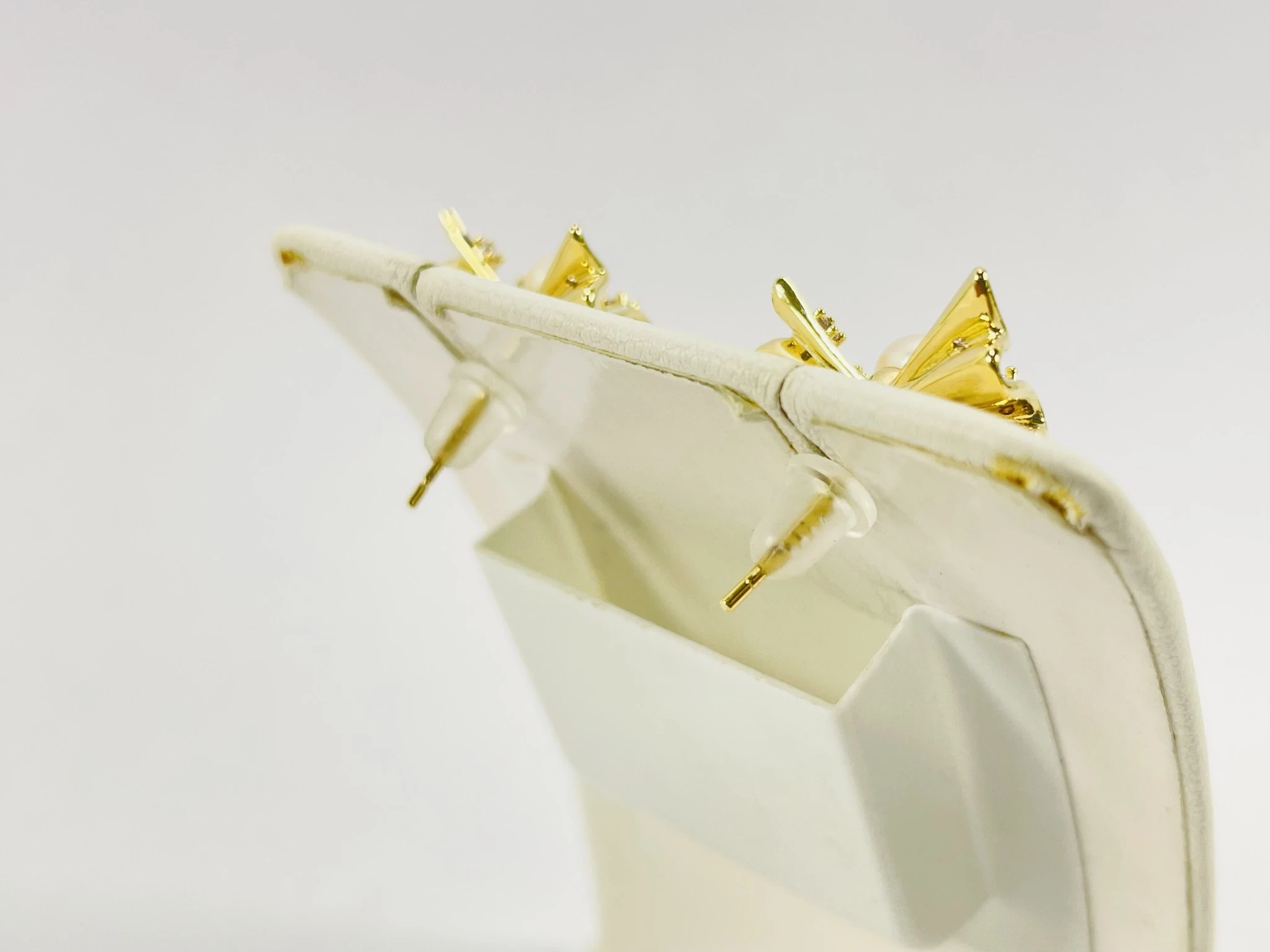 kolczyki-stal-pozlacana-kokardki-z-perla-sztyft-motyw-129129-246990