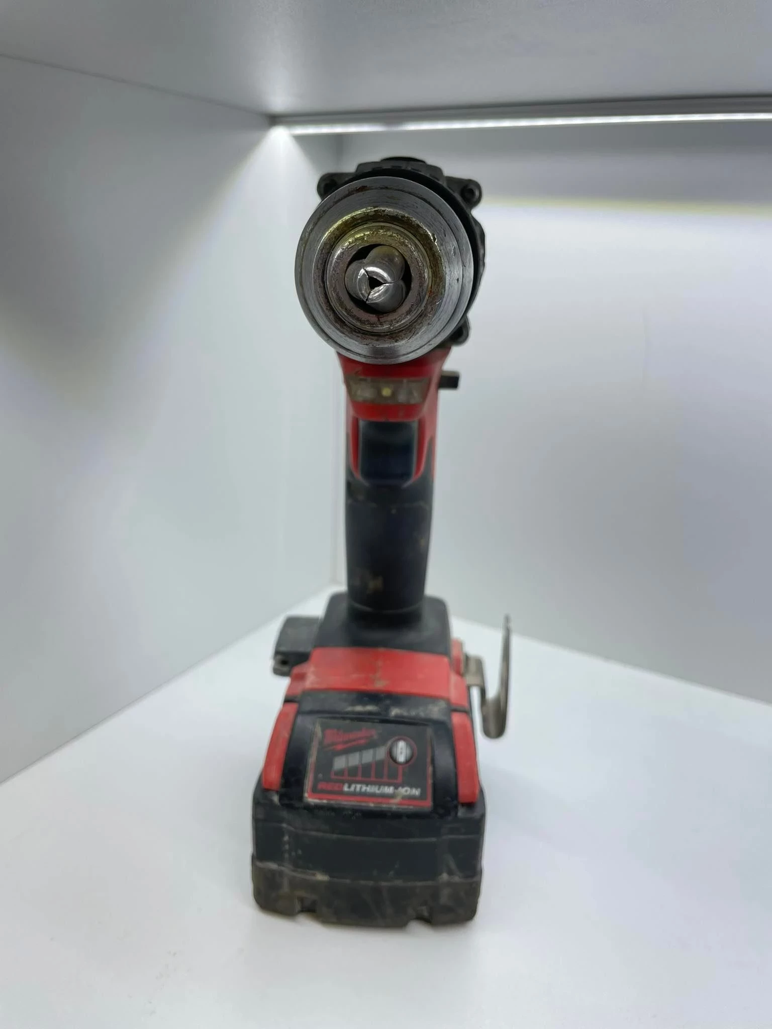 wkretarka-milwaukee-m18-zasilanie-akumulatorowe