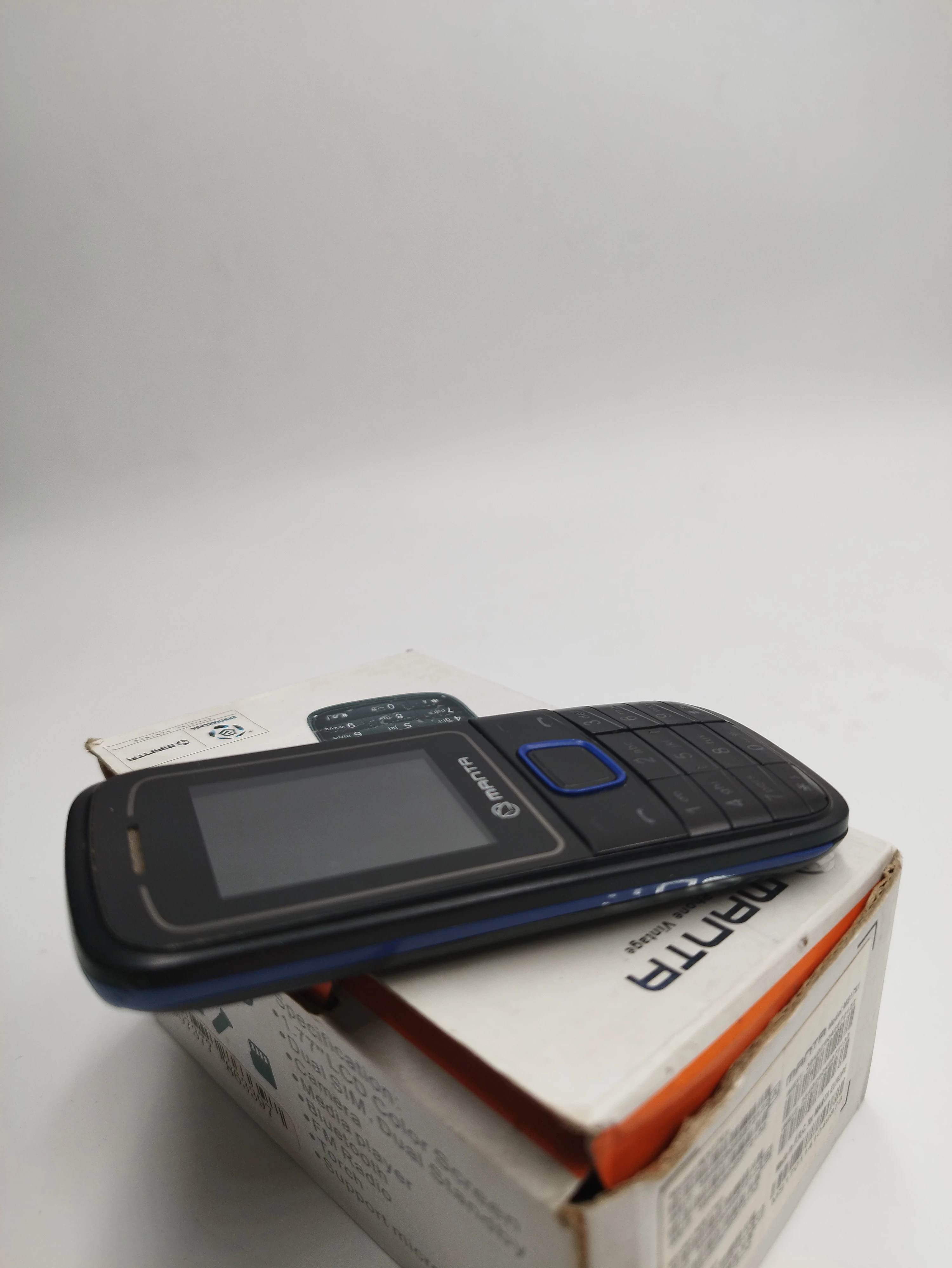 manta-ms1701-vintage-uszkodzony-ekran-typ-telefon-komorkowy