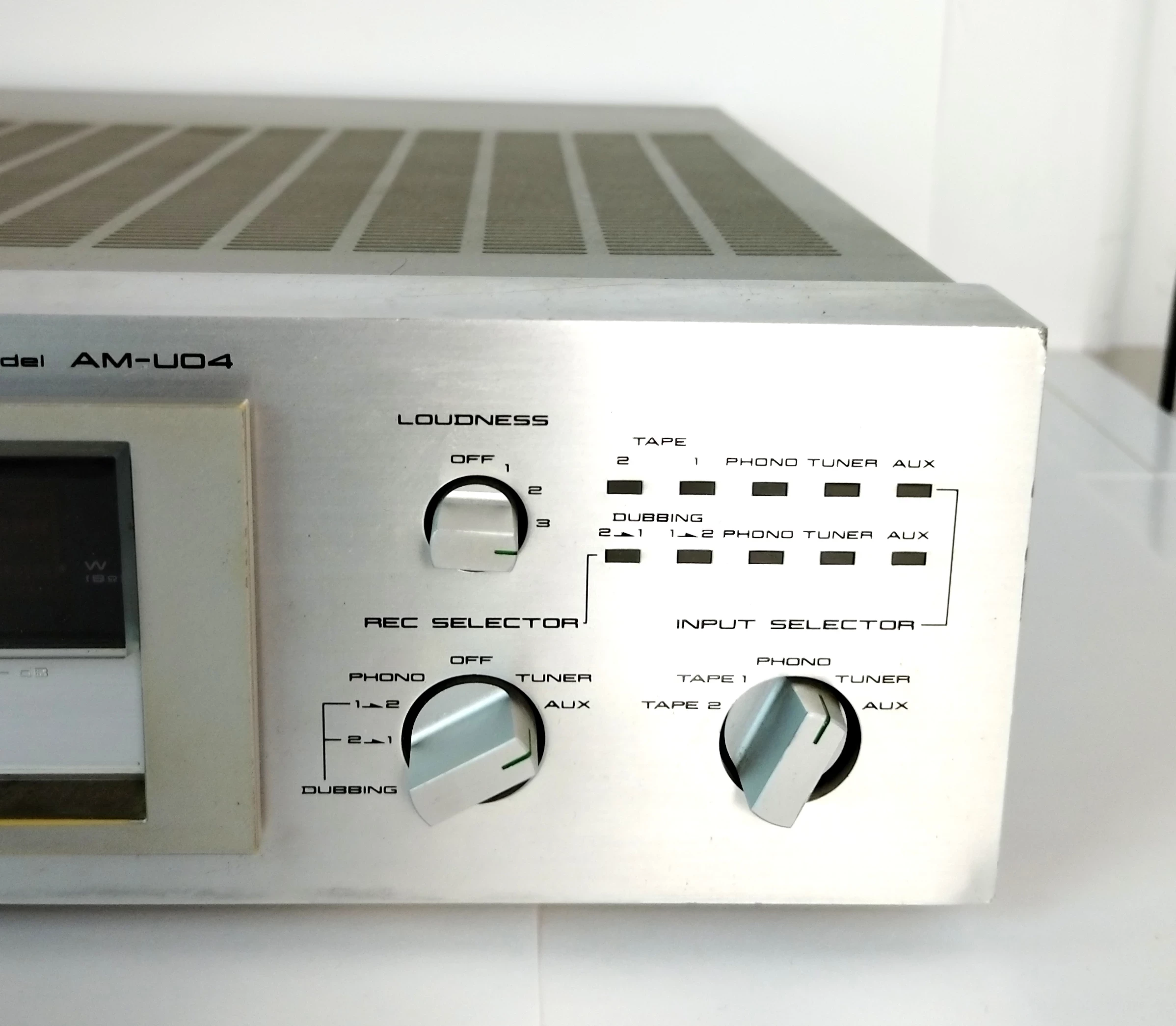 wzmacniacz-akai-am-u04-liczba-kanalow-2