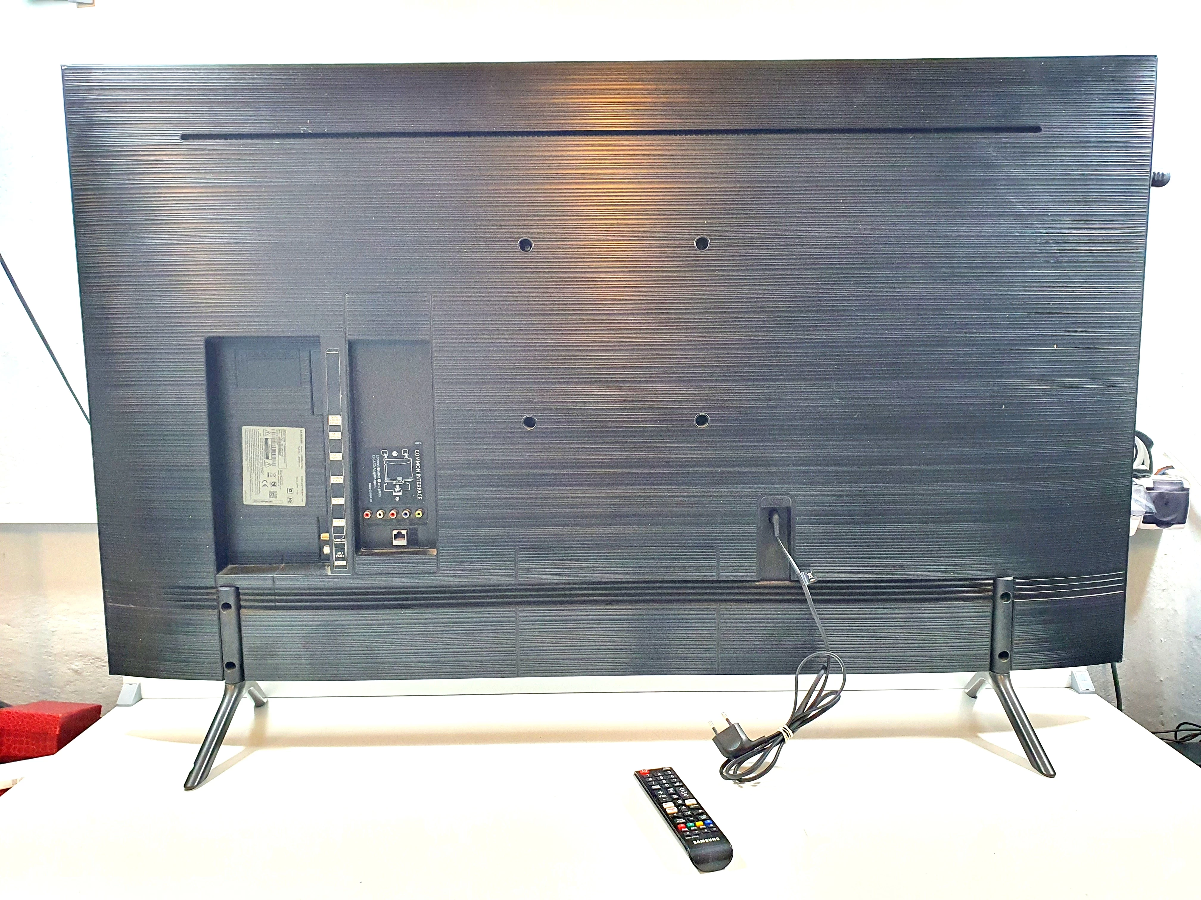 telewizor-samsung-ue55ru7172u-pilot-bez-klapki-typ-telewizora-led