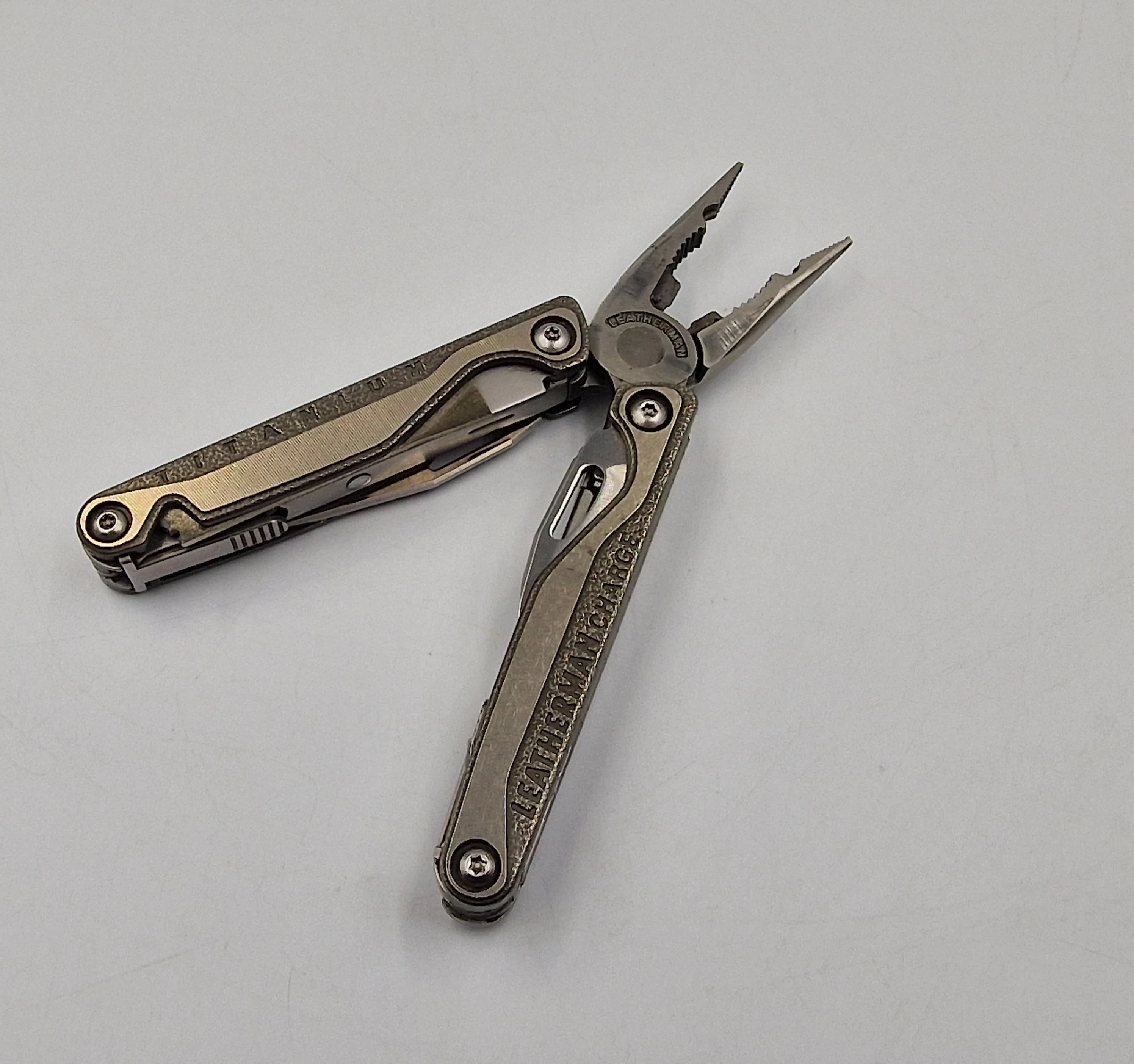 multitool-leatherman-charge-tti-plus-narzedzia-miarka