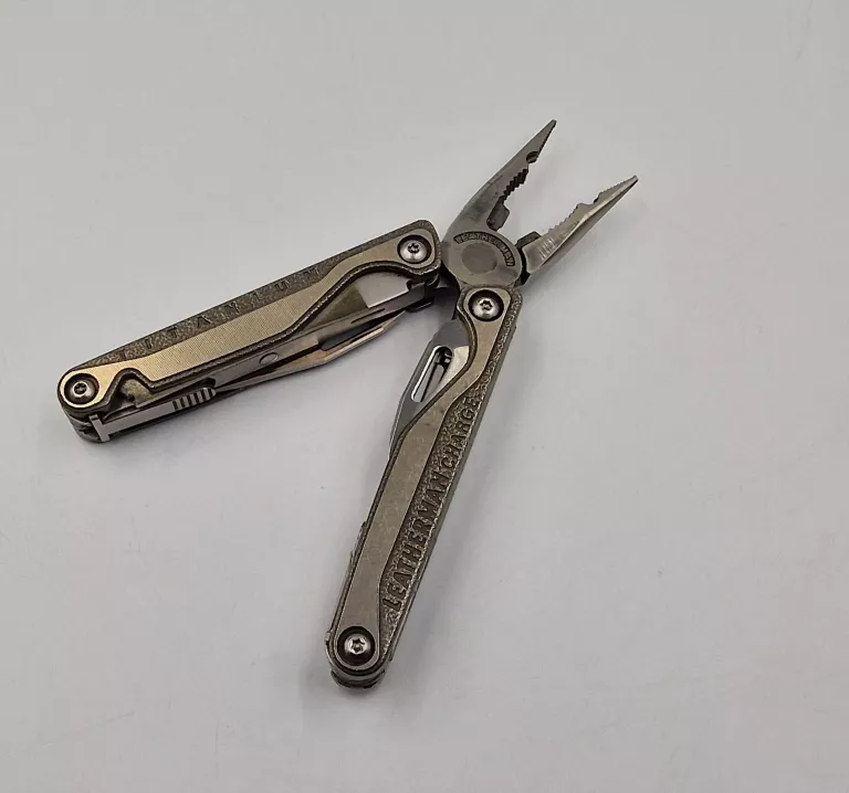 multitool-leatherman-charge-tti-plus-narzedzia-miarka