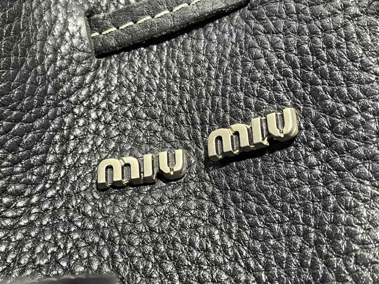 torba-miu-miu-wzor-dominujacy-inny-wzor