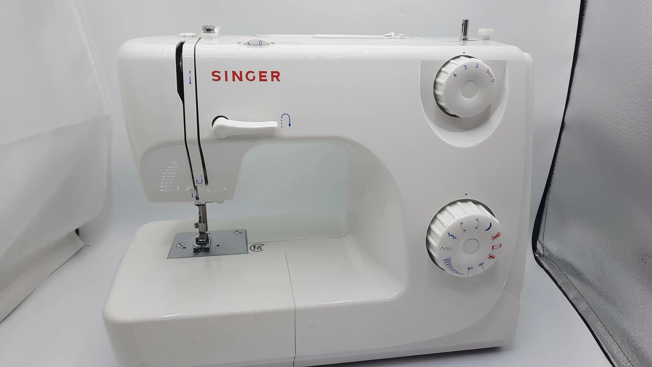 maszyna-do-szycia-singer-8280-stopkainstrukcja-kolor-dominujacy-bialy