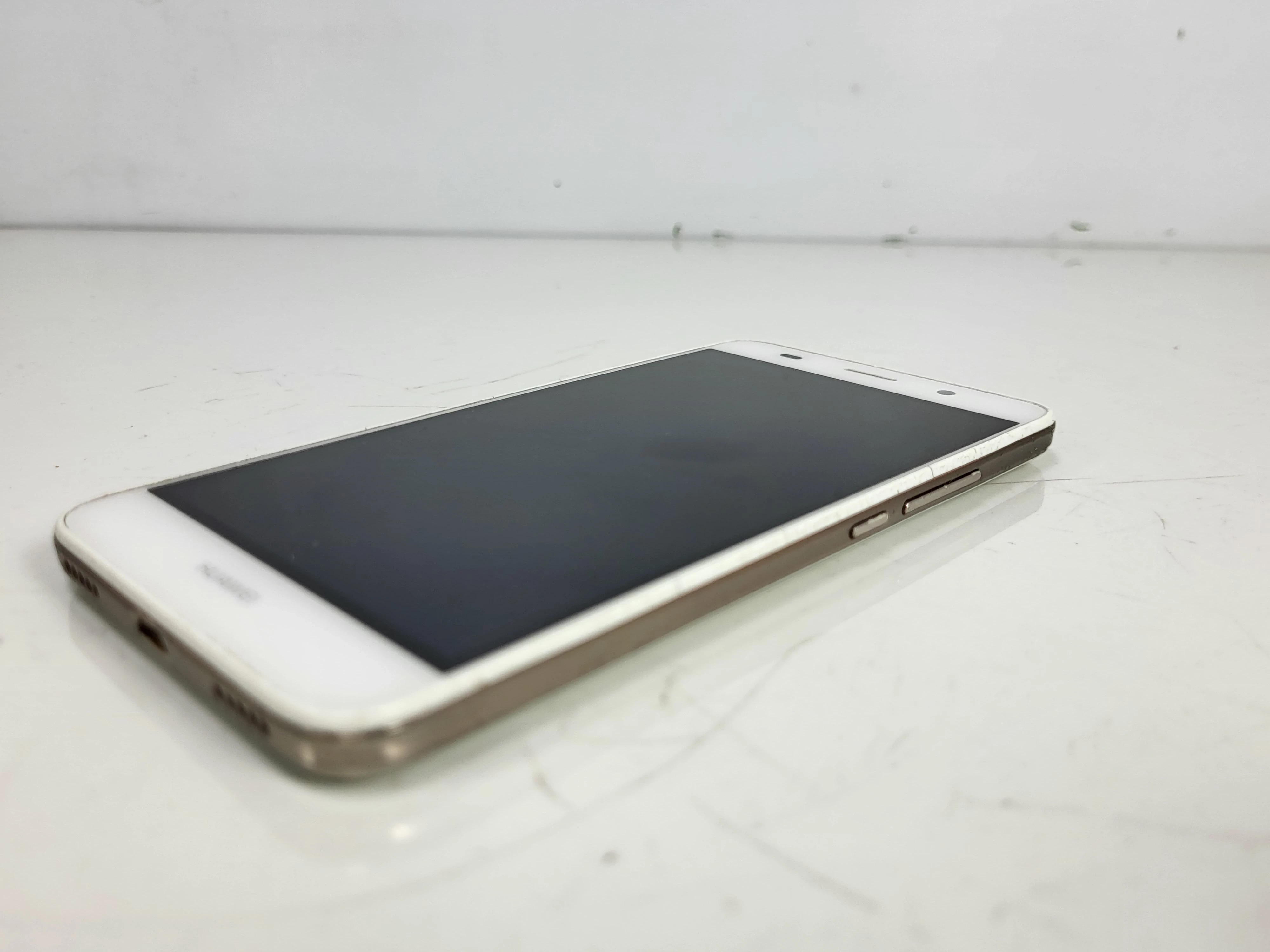 telefon-smartfon-huawei-y6-bialy-ean-gtin-6901443076628