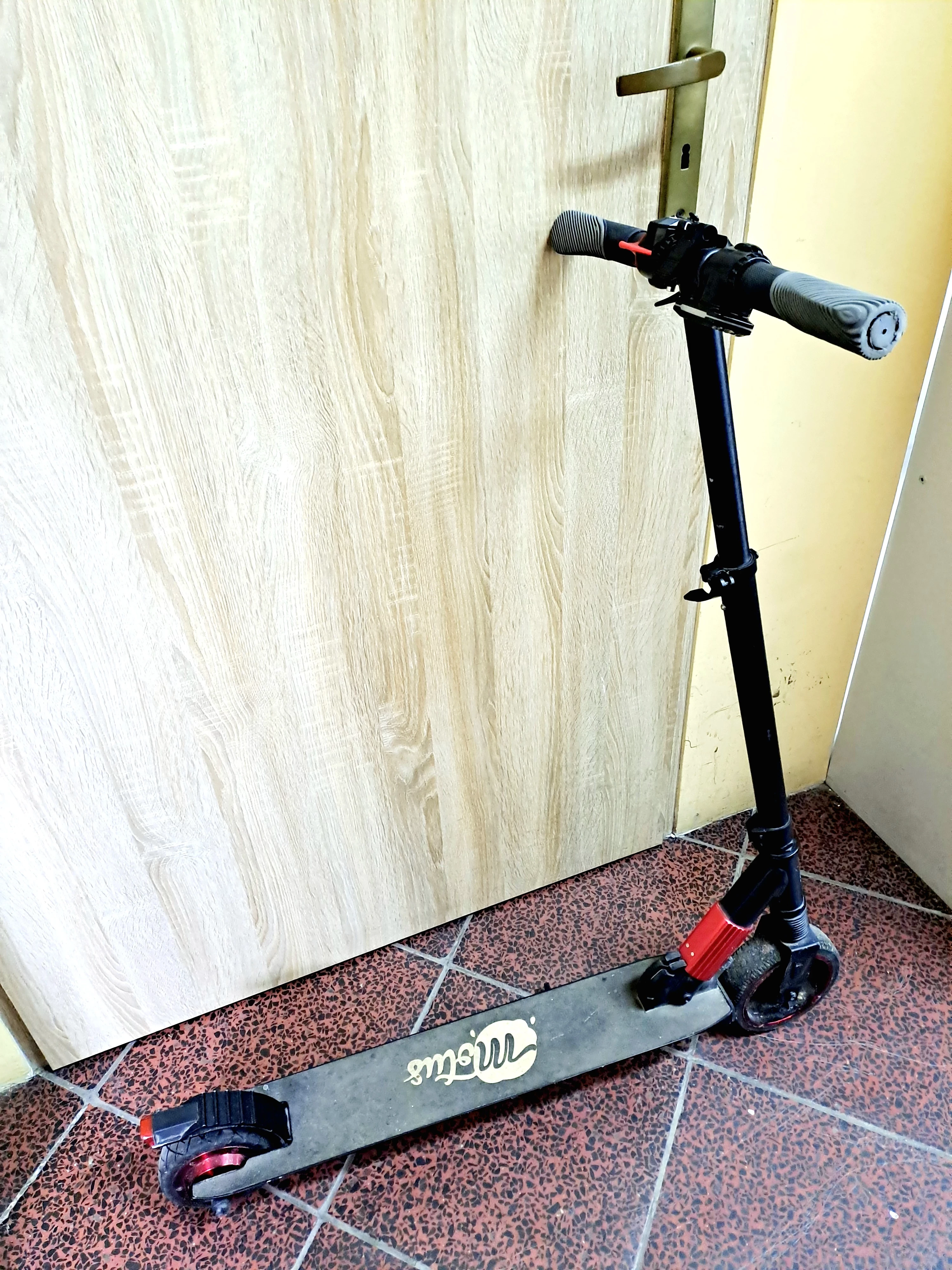 hulajnoga-motus-scooty-65-250-w-predkosc-maksymalna-23