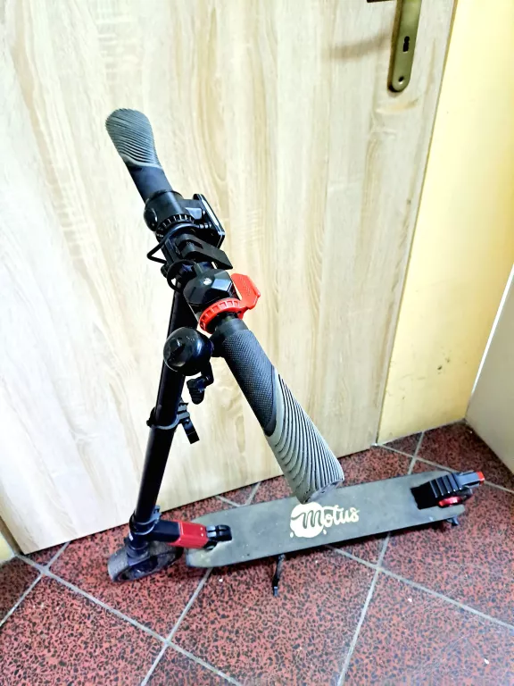 hulajnoga-motus-scooty-65-250-w-marka-motus