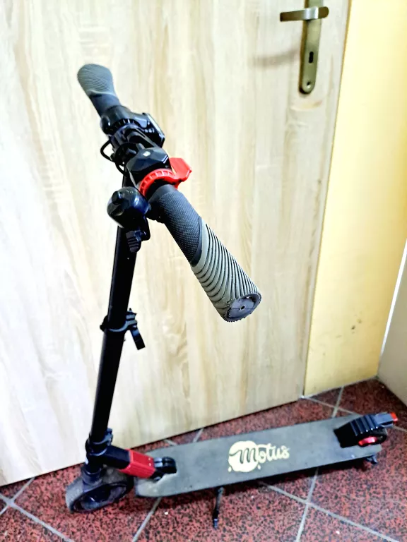 hulajnoga-motus-scooty-65-250-w-stan-uzywany