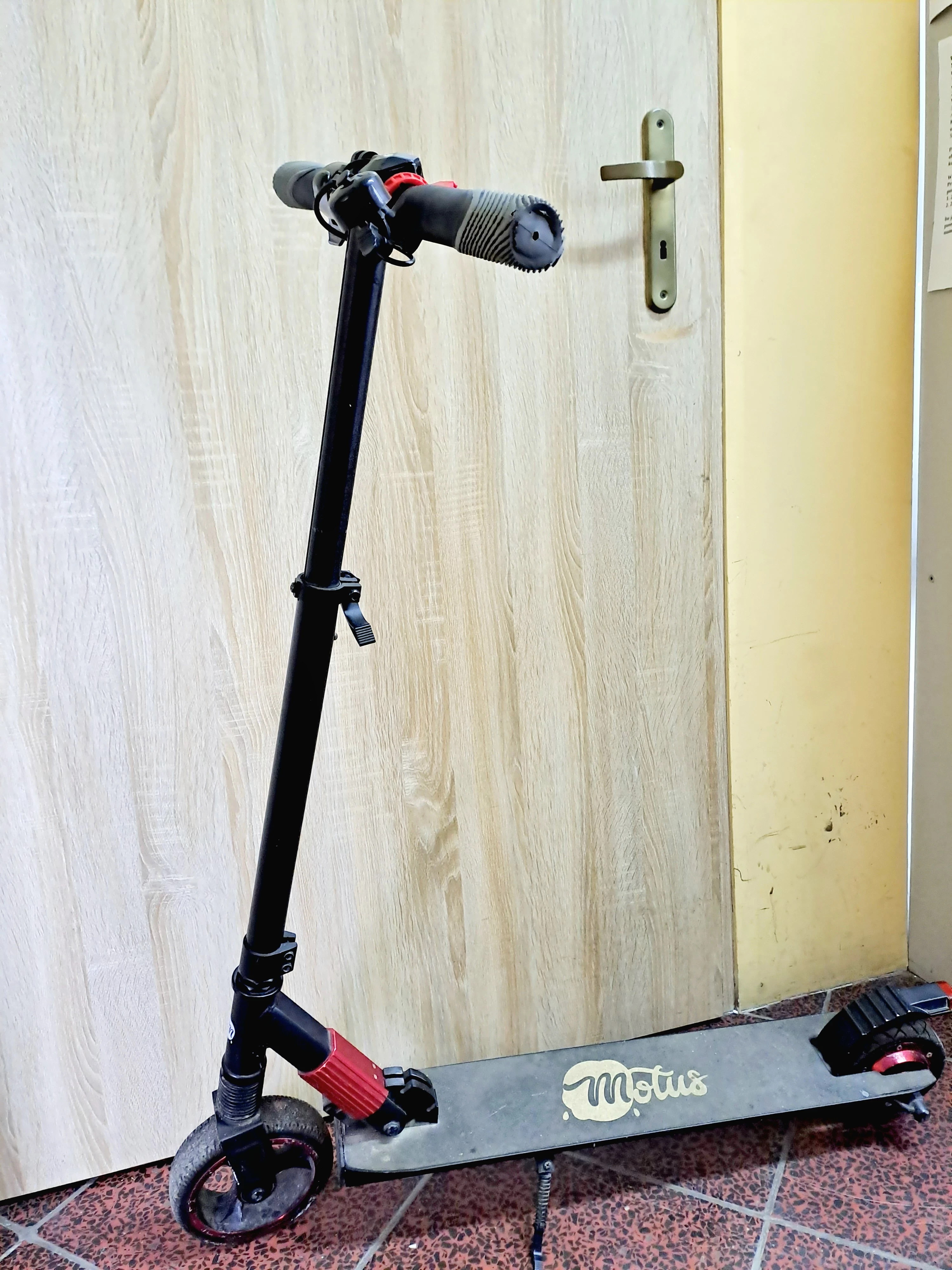 hulajnoga-motus-scooty-65-250-w-kolor-czarny