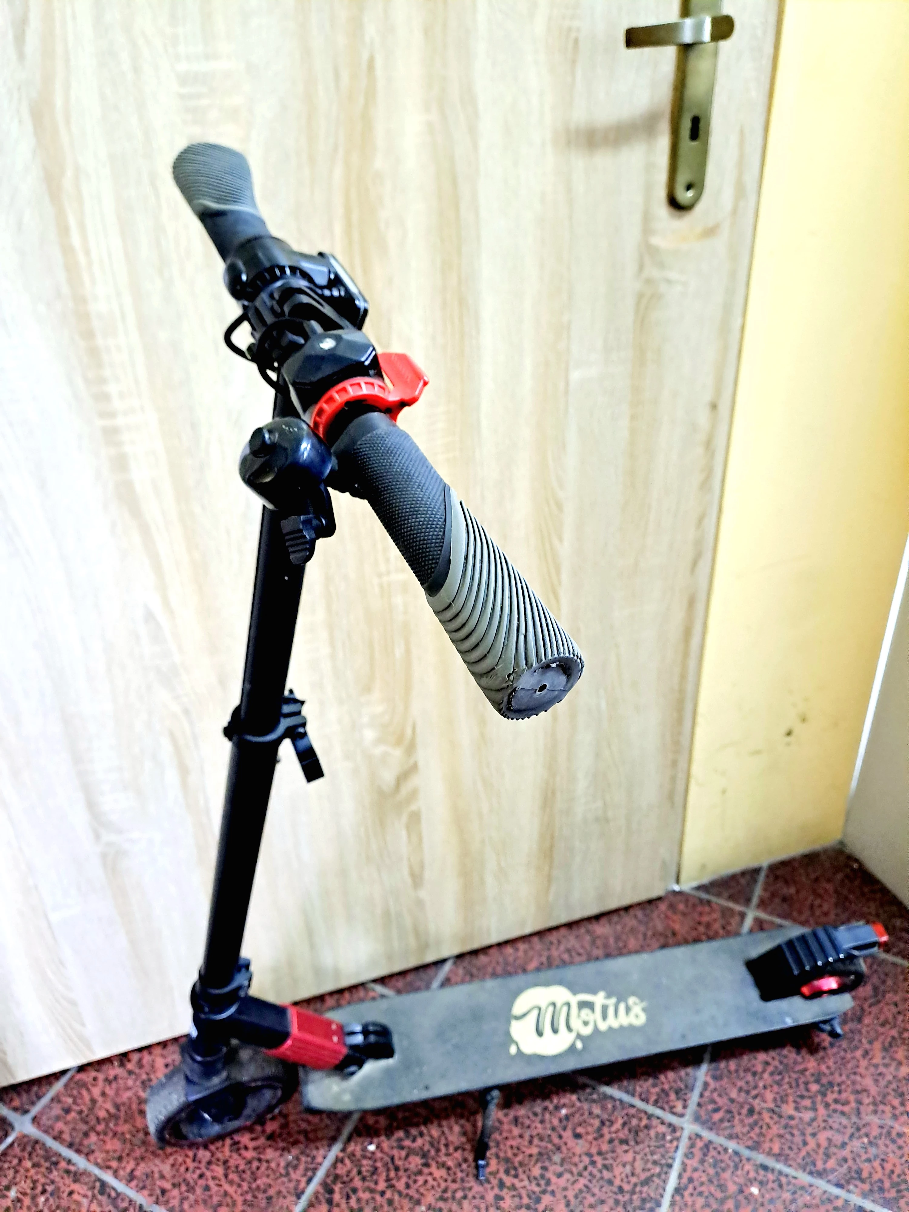 hulajnoga-motus-scooty-65-250-w-stan-uzywany