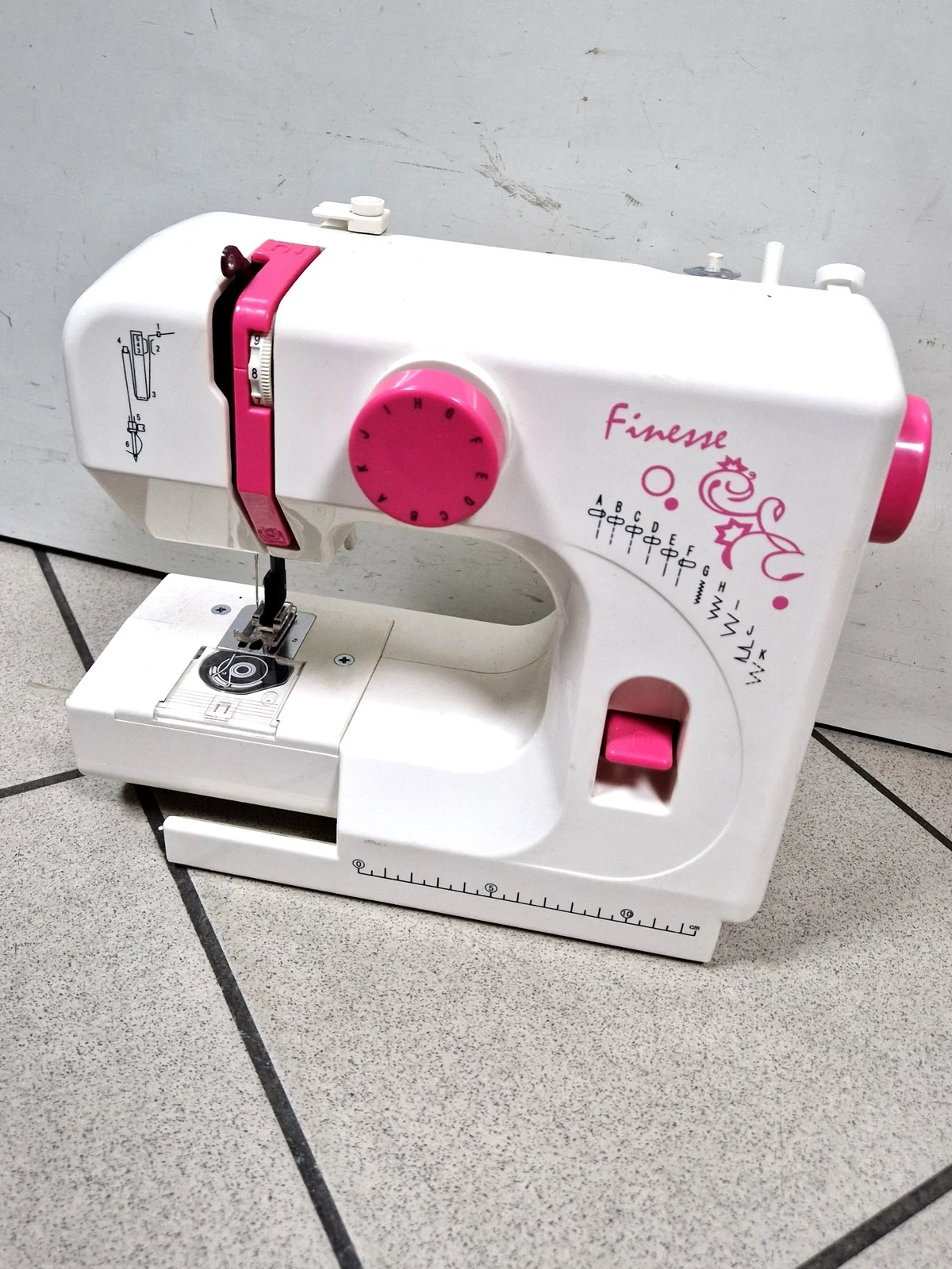 maszyna-do-szycia-finesse-kp528-kolor-dominujacy-zoltyzloty