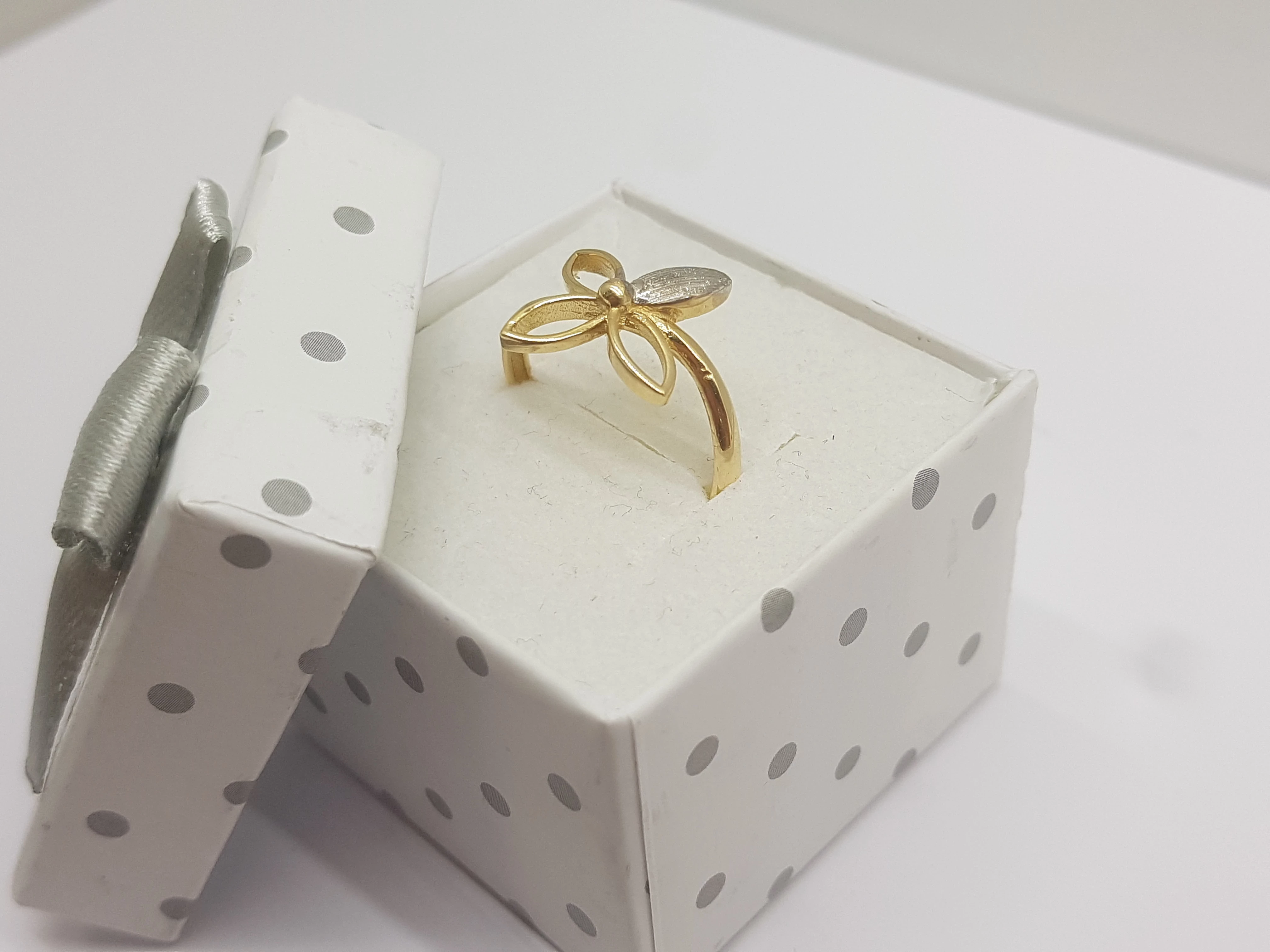 wyrob-jubilerski-pierscionek-kwiatek-585-henryka-poboznego-26e-trzebnica