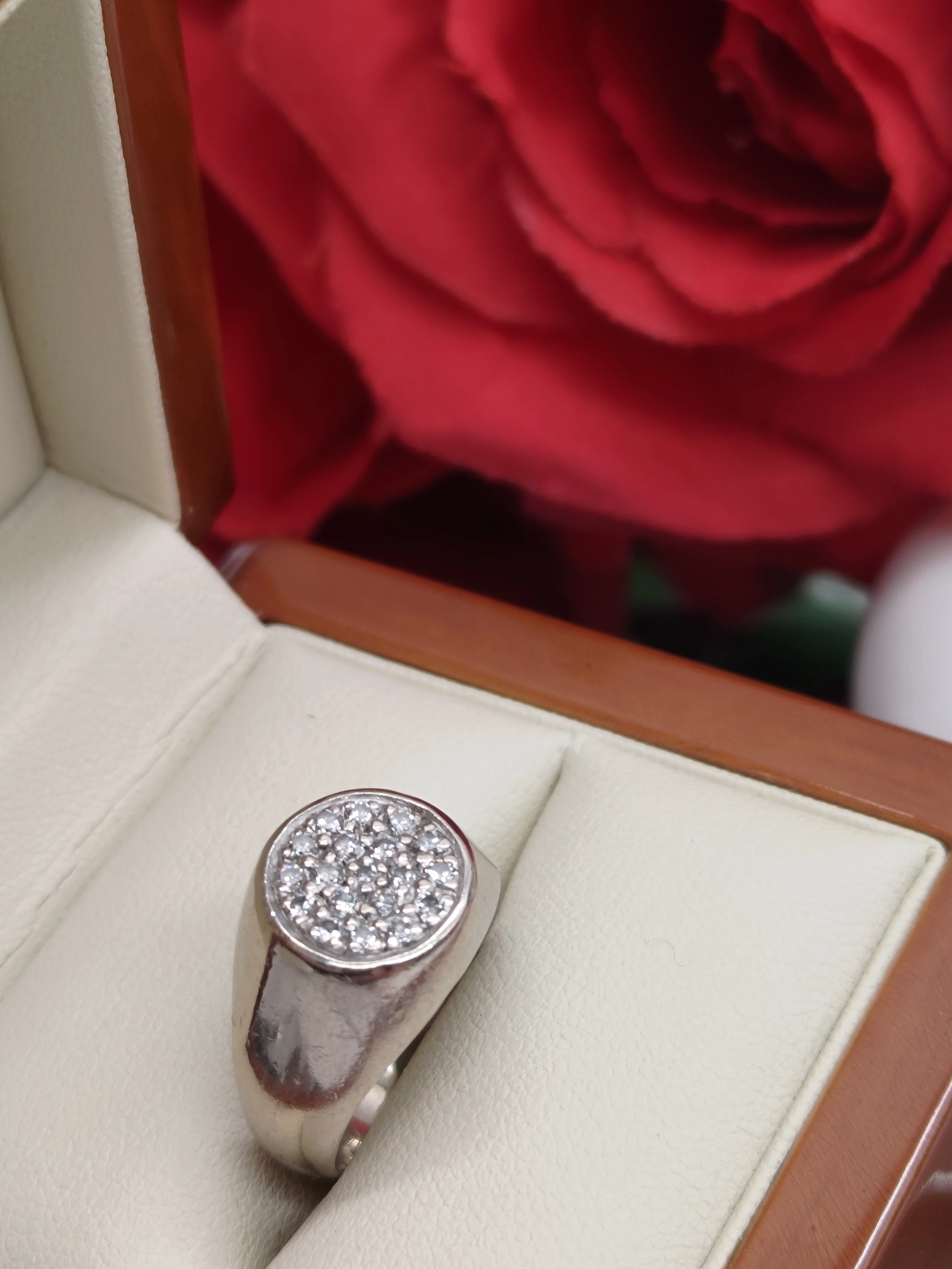 sliczny-pierscionek-750-biale-zloto-z-diamentami-stan-uzywany