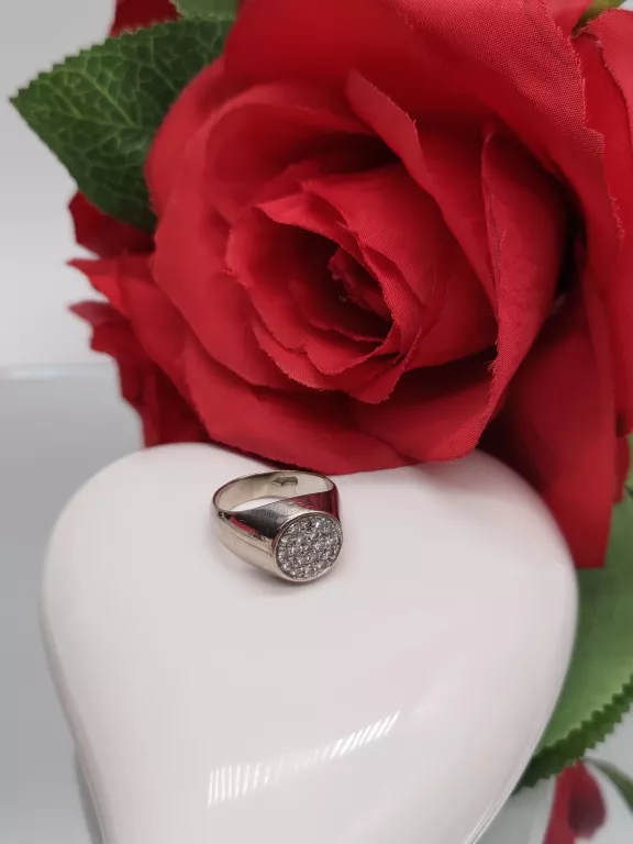 sliczny-pierscionek-750-biale-zloto-z-diamentami-marka-bez-marki