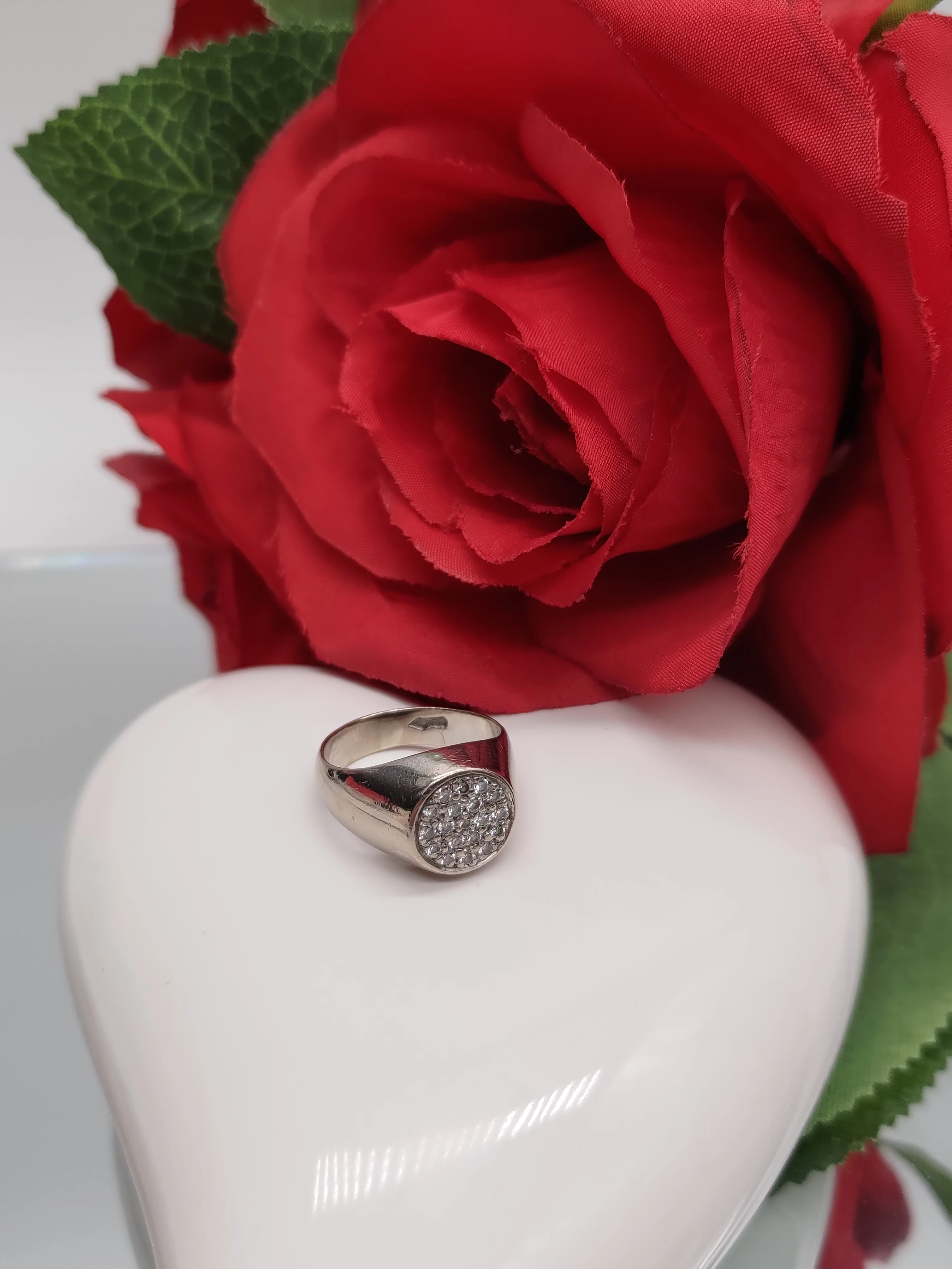 sliczny-pierscionek-750-biale-zloto-z-diamentami-marka-bez-marki