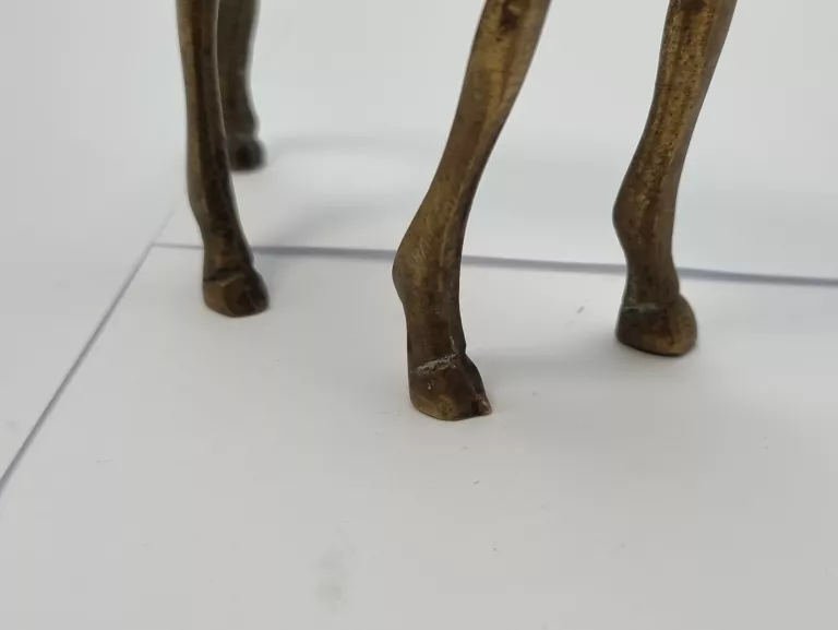 figurka-jelen-mosiadz-material-wykonania-miedz-i-mosiadz