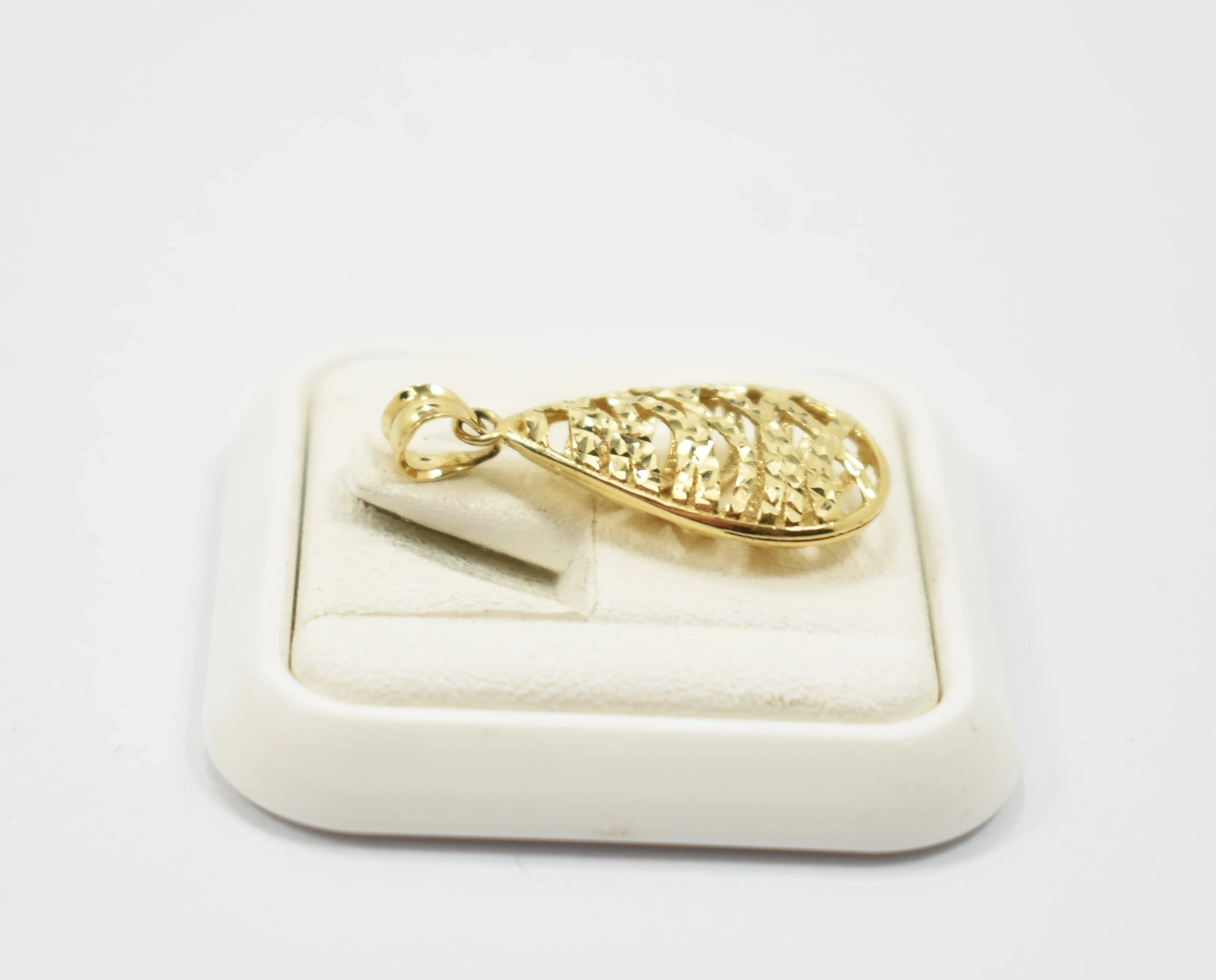 zlota-zawieszka-585174g-kolor-dominujacy-zloty