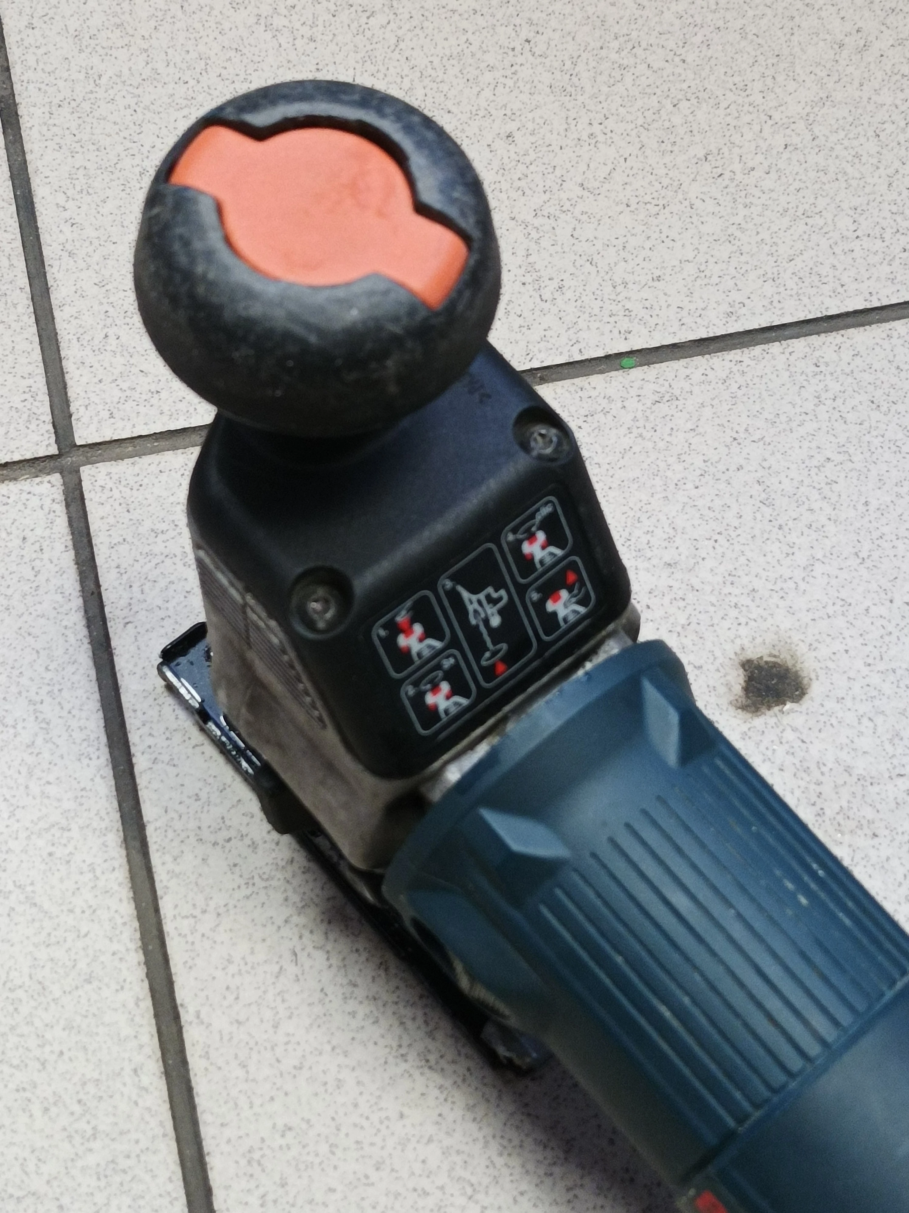 wyrzynarka-bosch-gst-85-pe-mocowanie-brzeszczotu-chwyt-typu-t