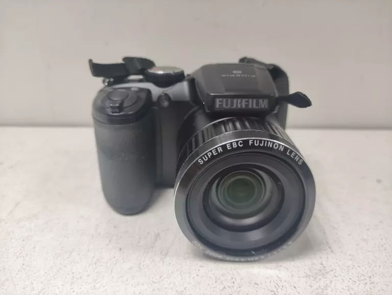APARAT FUJIFILM FINEPIX S4800 W ETUI