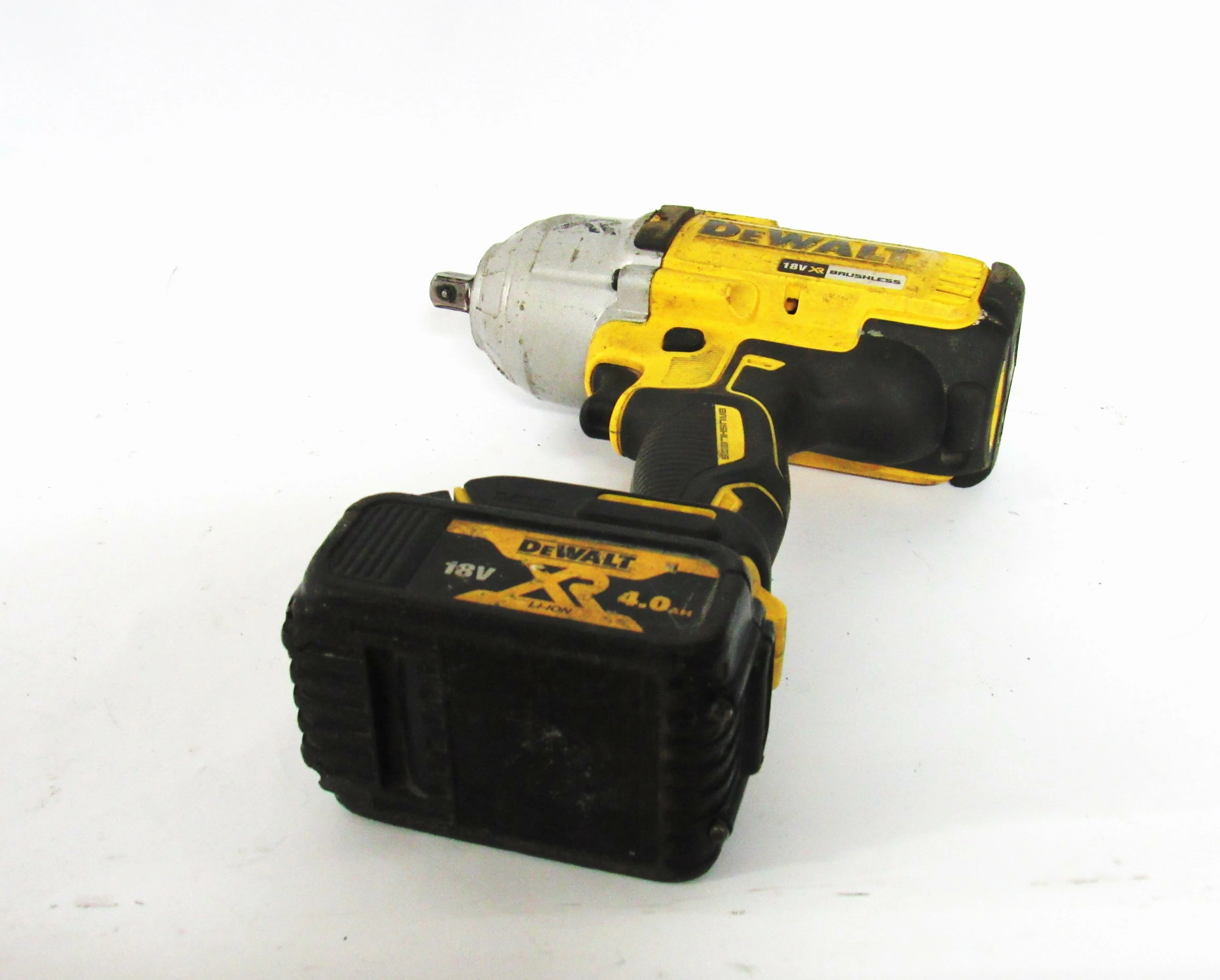 klucz-udarowy-dewalt-dcf899-walizka-zasilanie-akumulatorowe