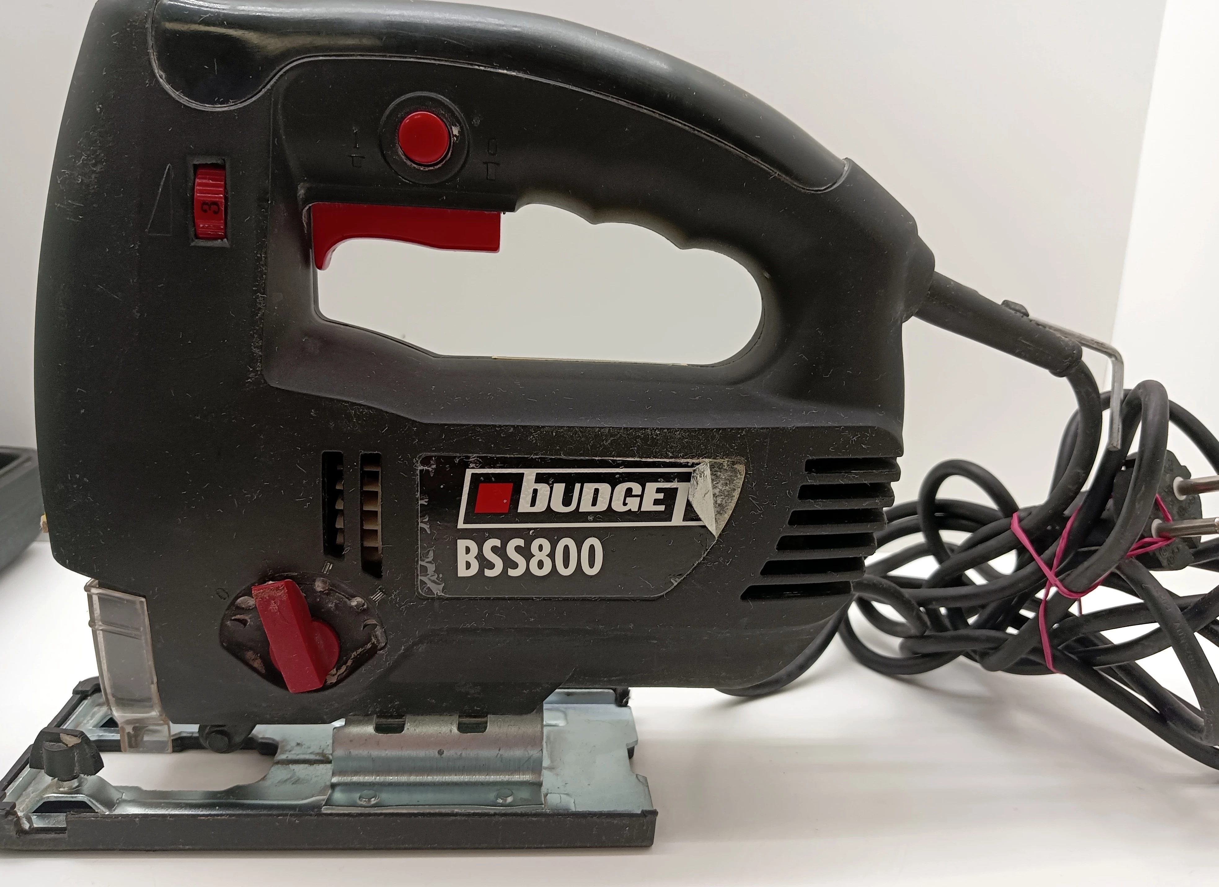 wyrzynarka-budget-bss800-walizka-marka-budget