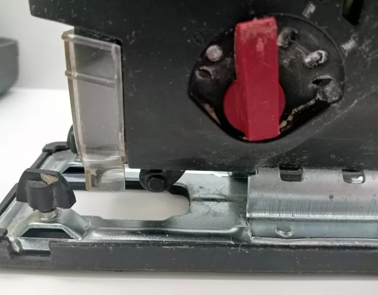 wyrzynarka-budget-bss800-walizka-rodzaj-silnika-silnik-szczotkowy