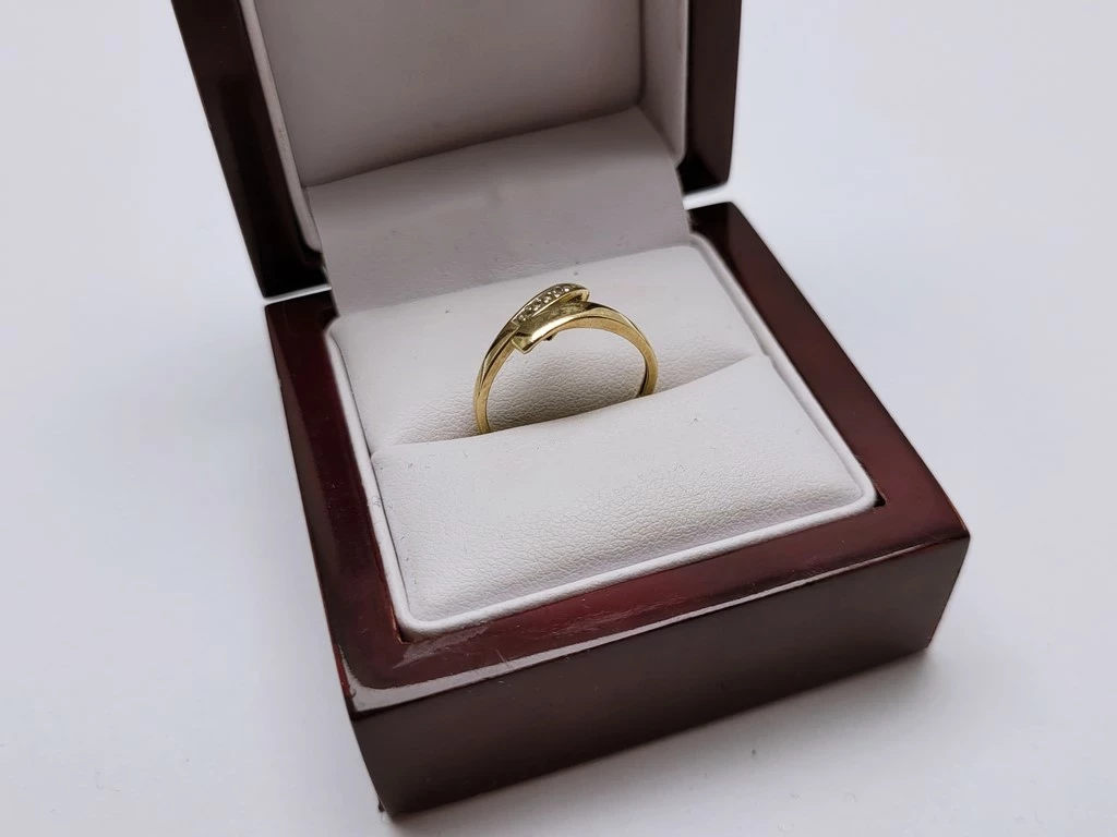 zloty-pierscionek-z-cyrkoniami-172g-pr585-roz16-ean-gtin-5903772057973