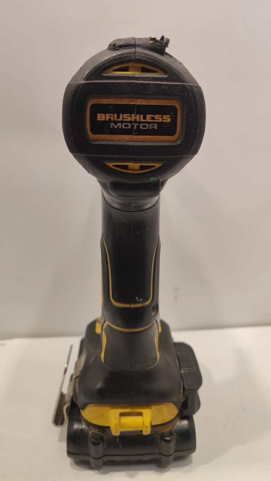 zakretarka-dewalt-dcf-886-uszkodzony-aku-15-ah-rodzaj-silnika-silnik-bezszczotkowy