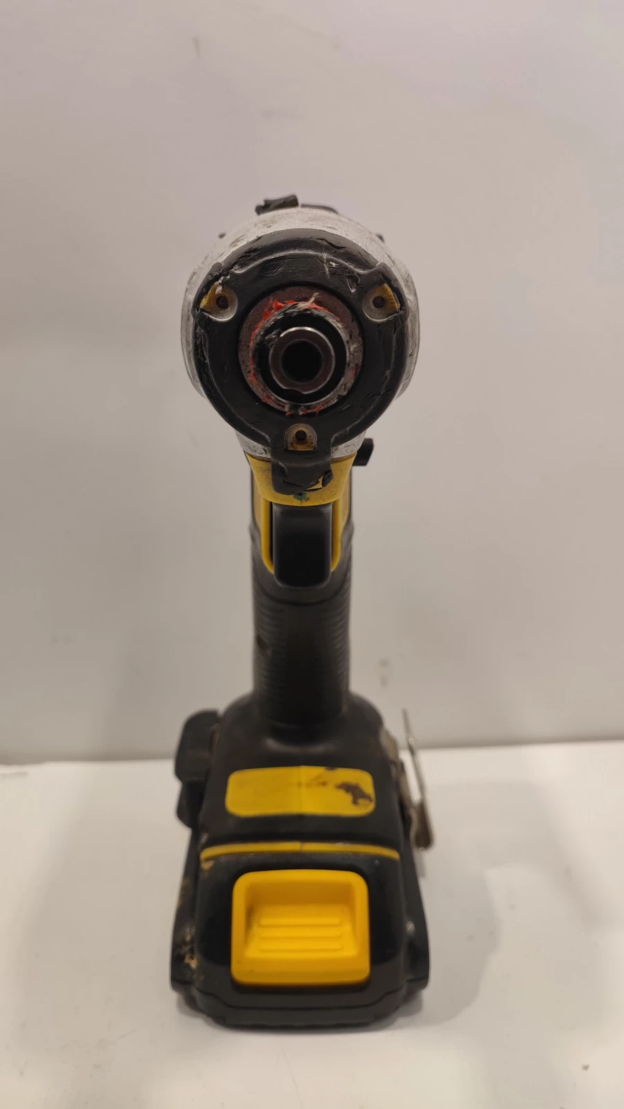 zakretarka-dewalt-dcf-886-uszkodzony-aku-15-ah-zasilanie-akumulatorowe