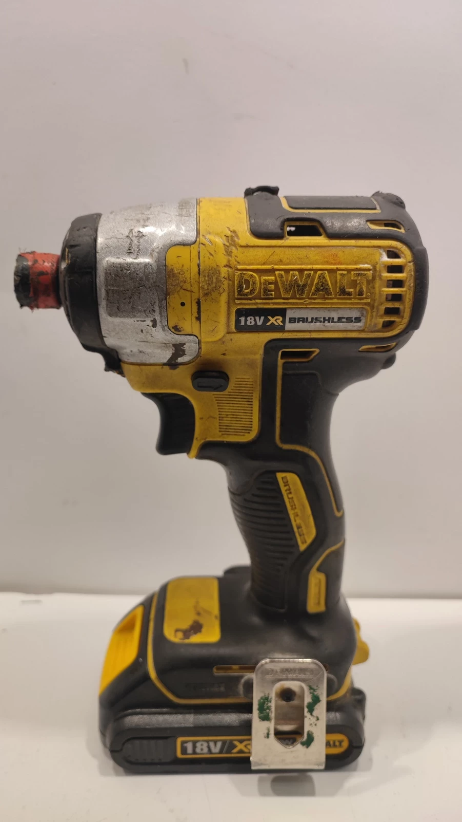 zakretarka-dewalt-dcf-886-uszkodzony-aku-15-ah-obroncow-pokoju-3-gubin