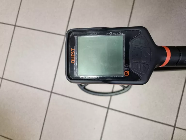 QUEST Q30 WYKRYWACZ METALI