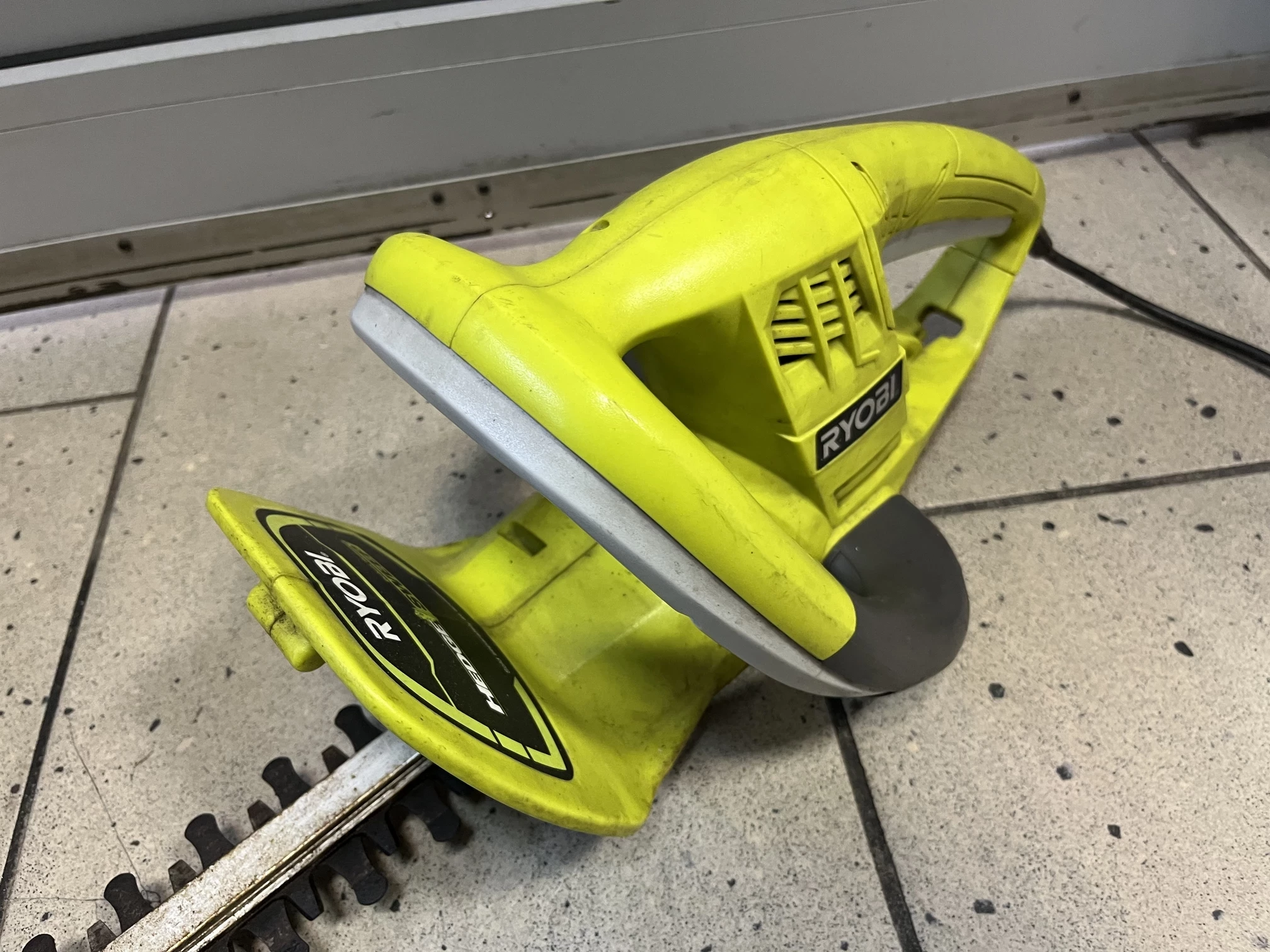 nozyce-do-zywoplotu-ryobi-rht-4245-marka-ryobi