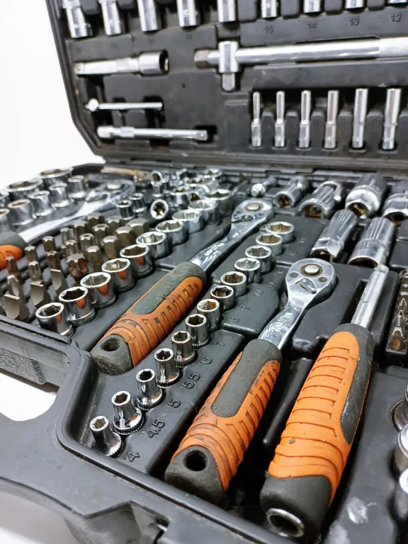 ZESTAW KLUCZY NEO TOOLS 182 PCS