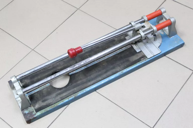 maszyna-do-ciecia-plytek-rodzaj-przecinarka-stolikowa