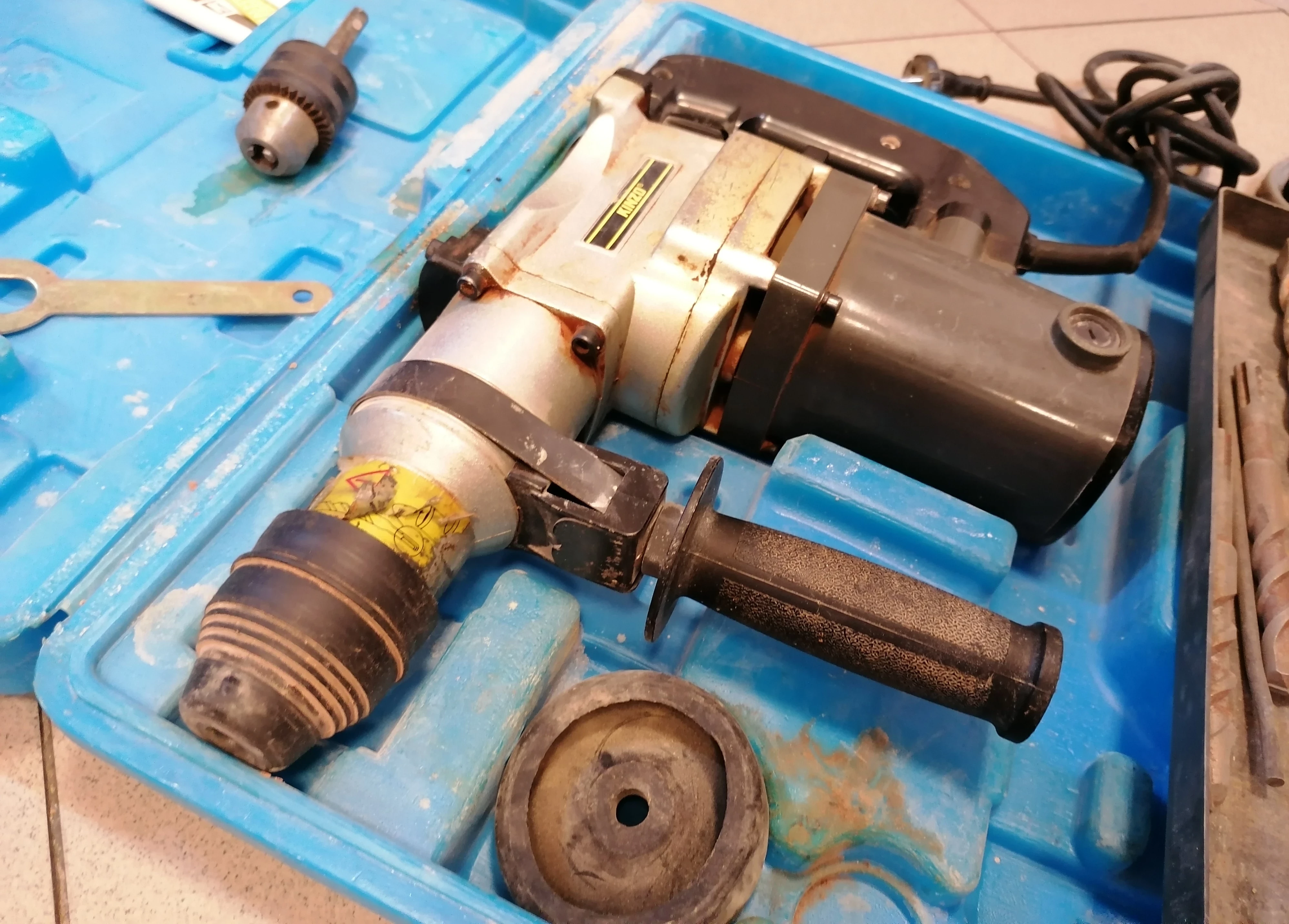 mlotowiertarka-kinzo-25c20-walizka-energia-udaru-1