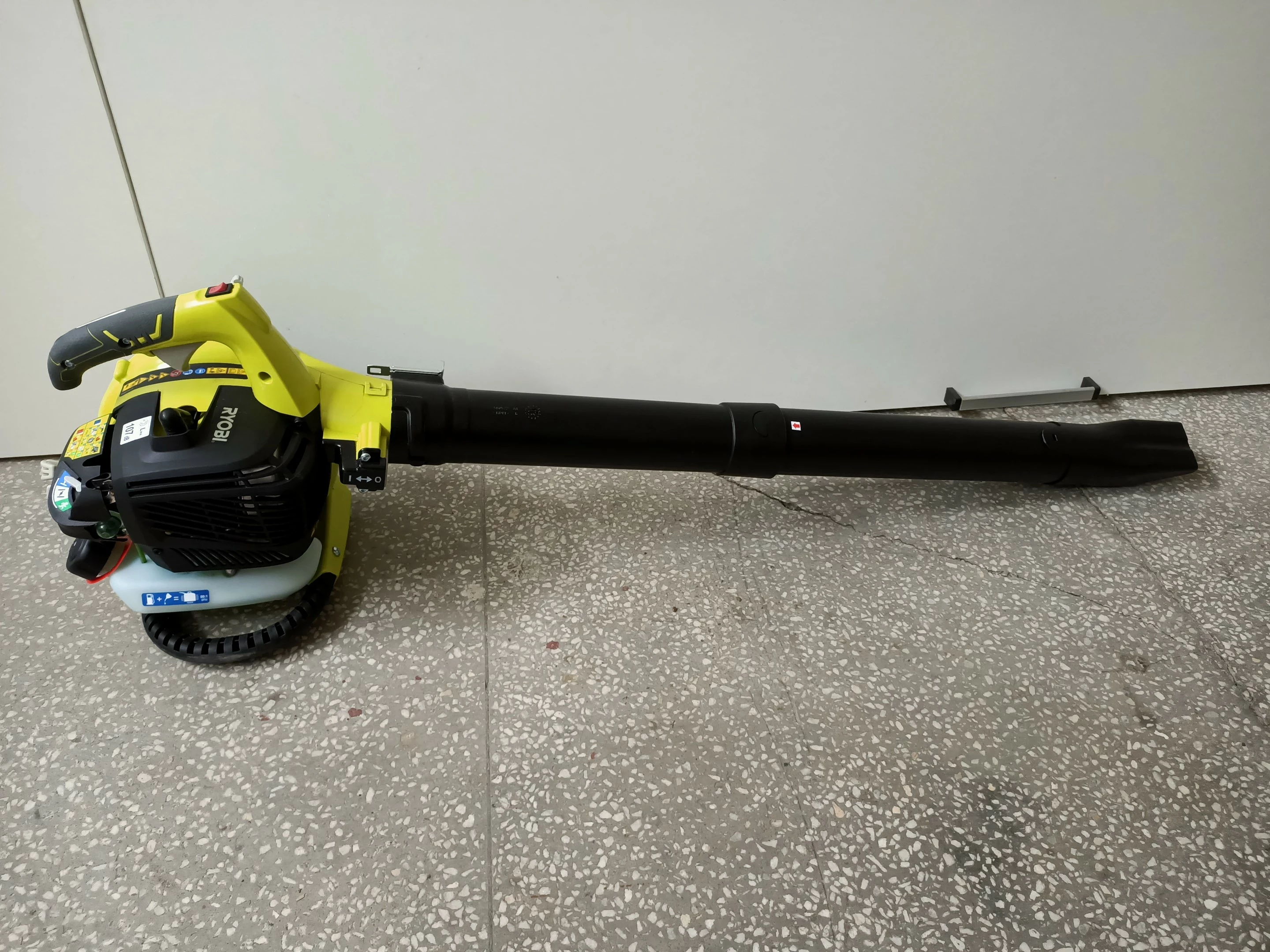 dmuchawa-do-lisci-ryobi-rbv26b-320kmh-komplet-marka-ryobi