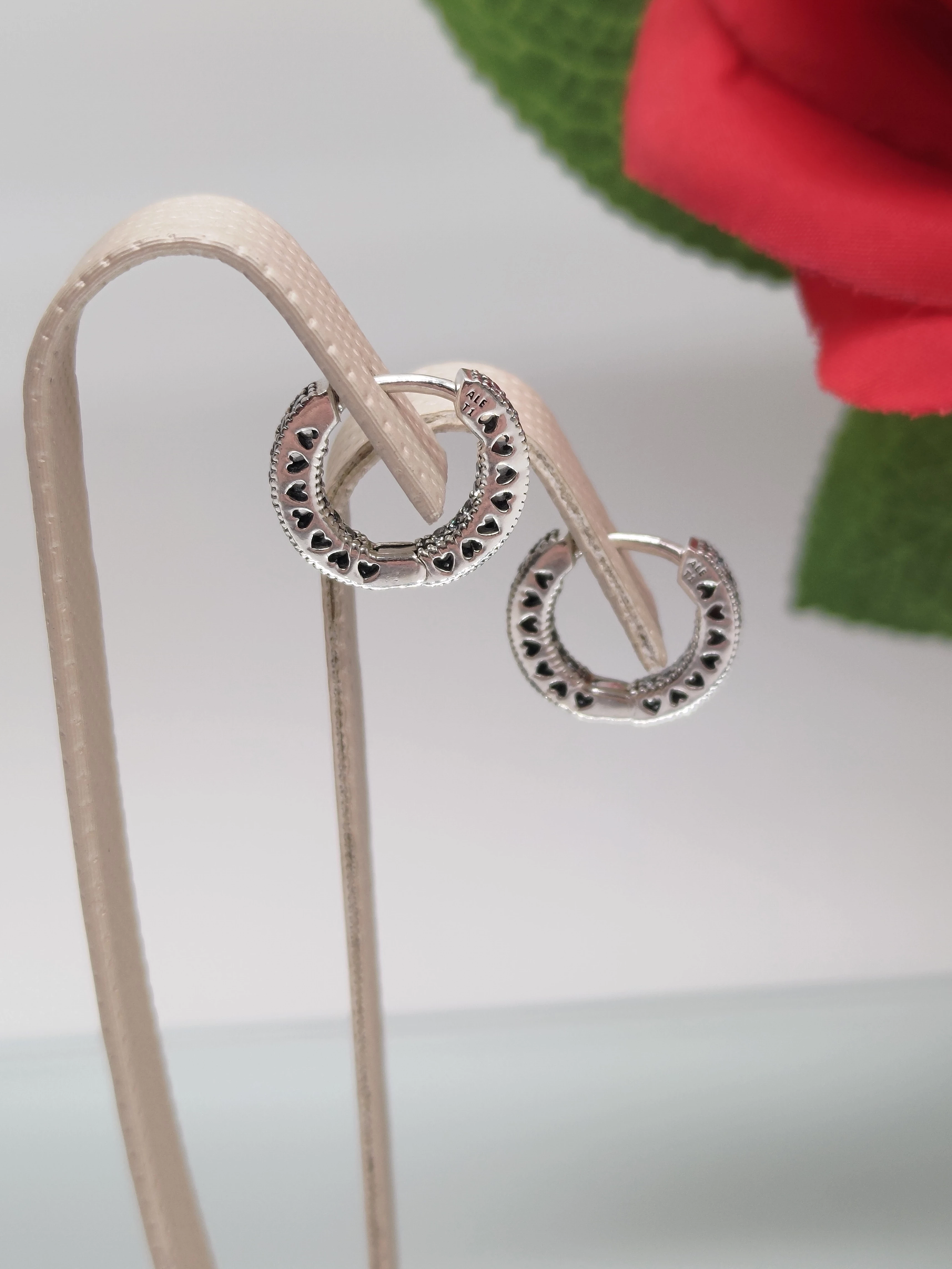 pandora-srebrne-kolczyki-kola-z-motywem-serc-slowackiego-4-walbrzych-sj