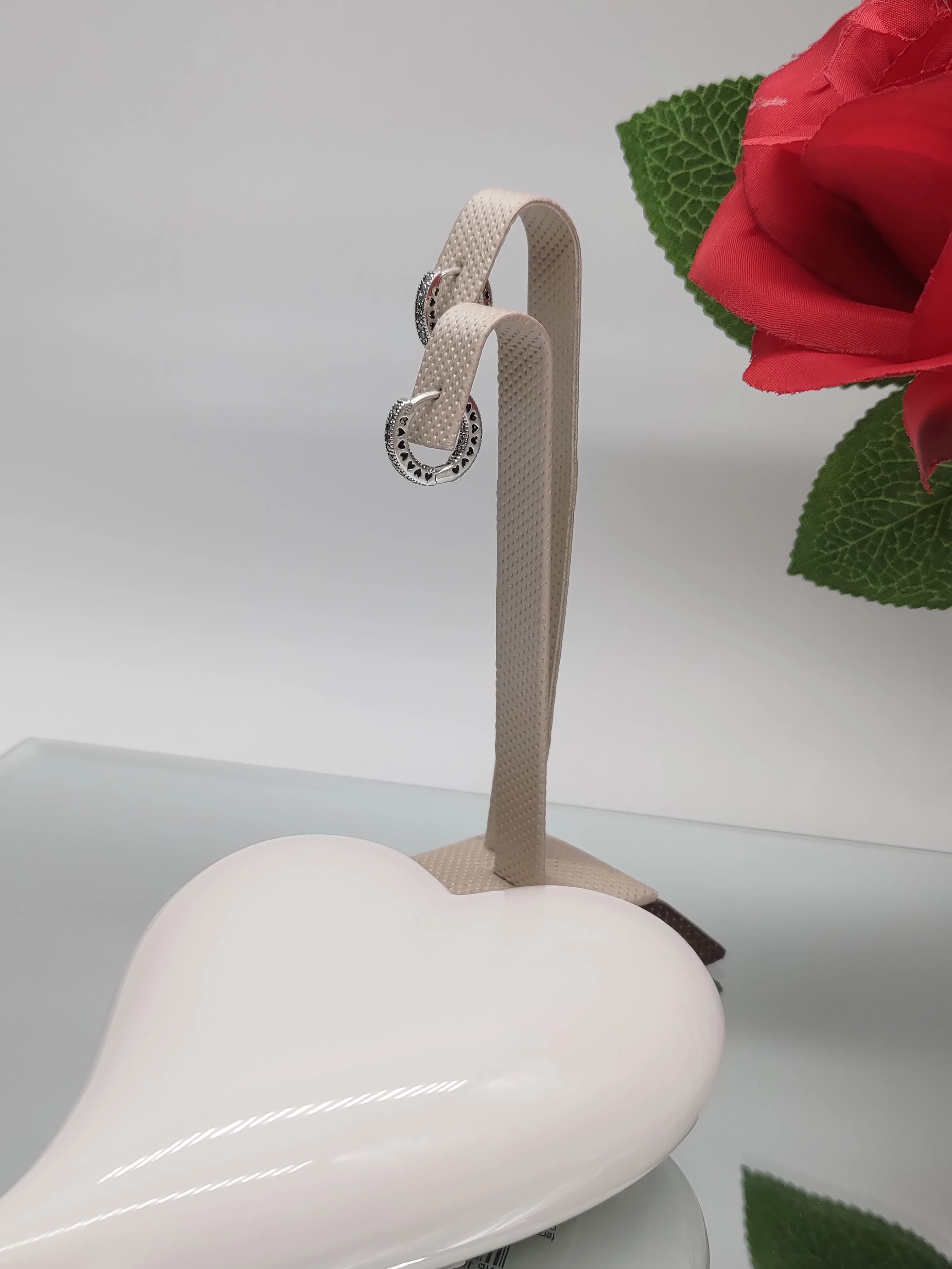 pandora-srebrne-kolczyki-kola-z-motywem-serc-marka-pandora