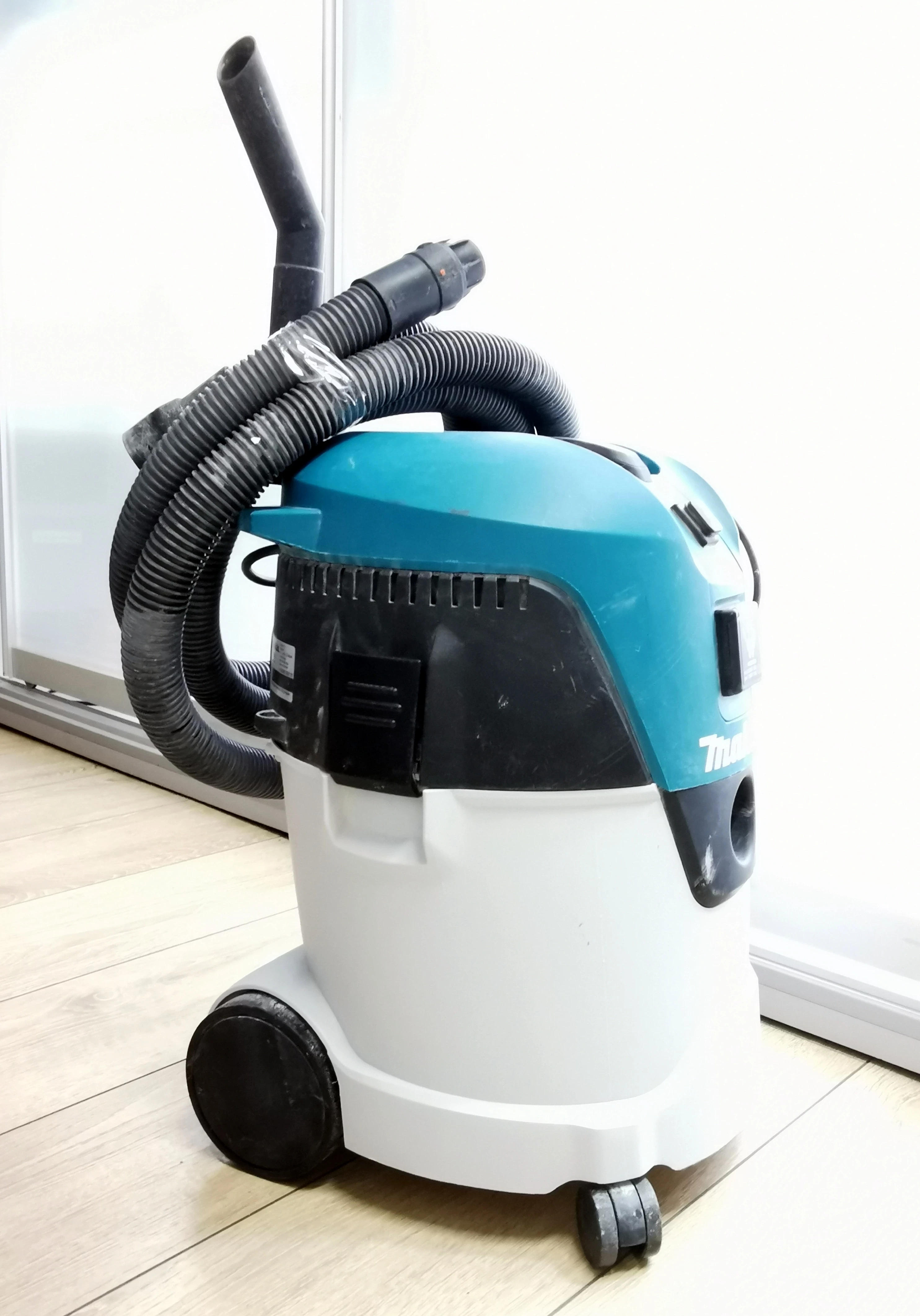 odkurzacz-makita-vc2512l-pojemnosc-zbiornika-25