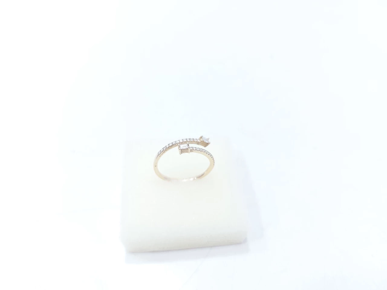 zloty-pierscionek-585-diamenty-stan-powystawowy