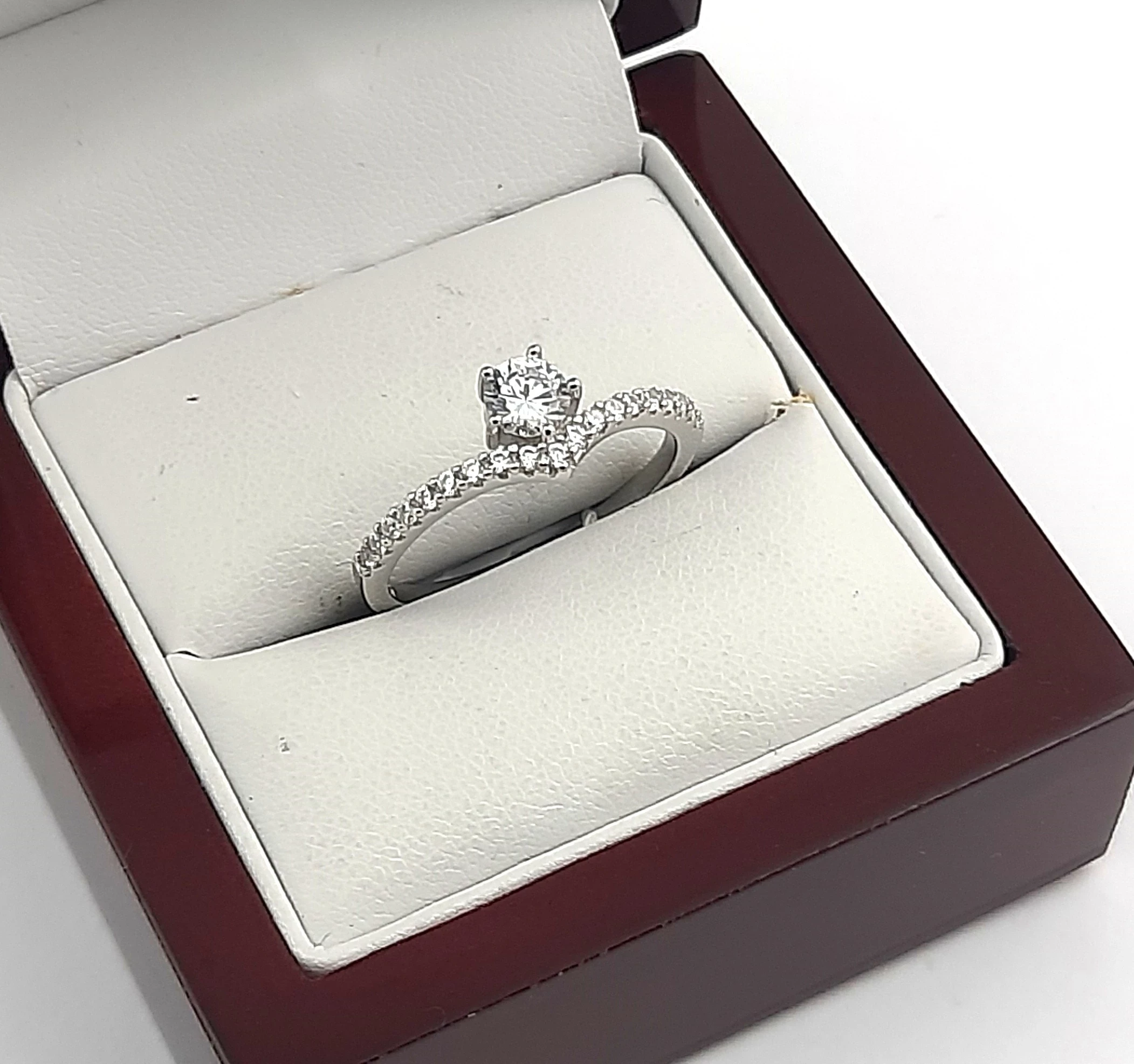 srebrny-pierscionek-cyrkonie-250g-r22-stan-11323-238058