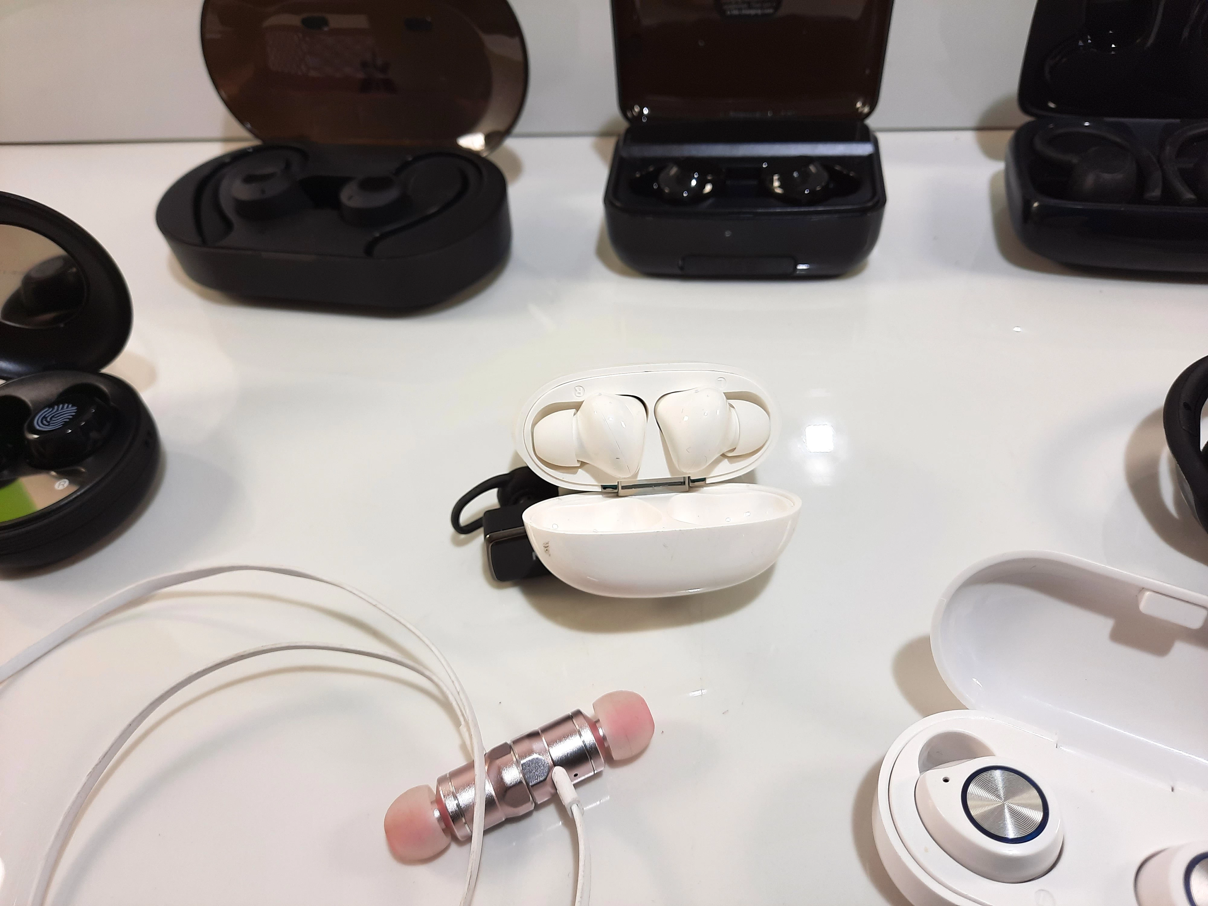 sluchawki-bezprzewodowe-tws-rozne-modele-kolor-dominujacy-129357-2