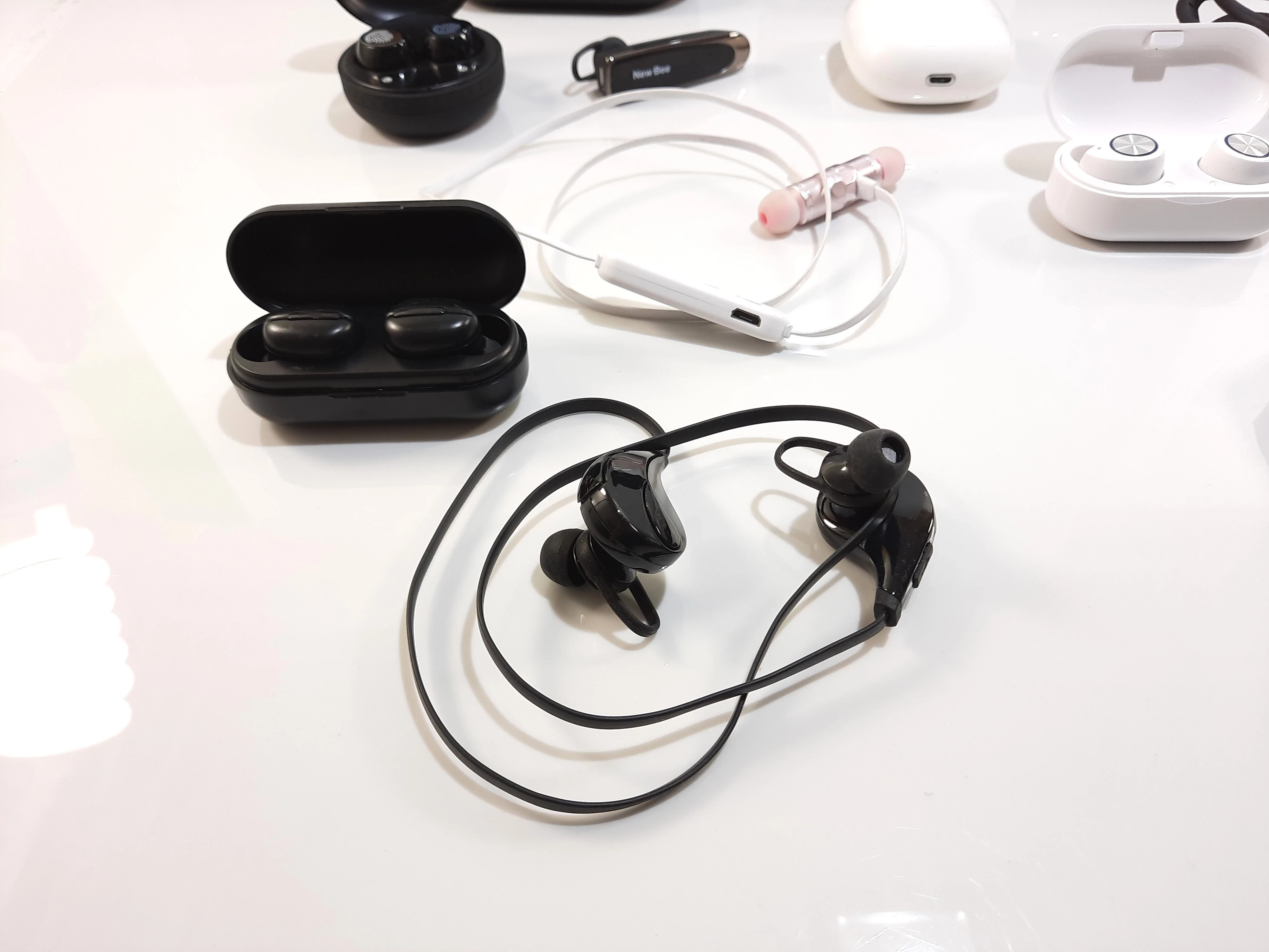 sluchawki-bezprzewodowe-tws-rozne-modele-stan-11323-2